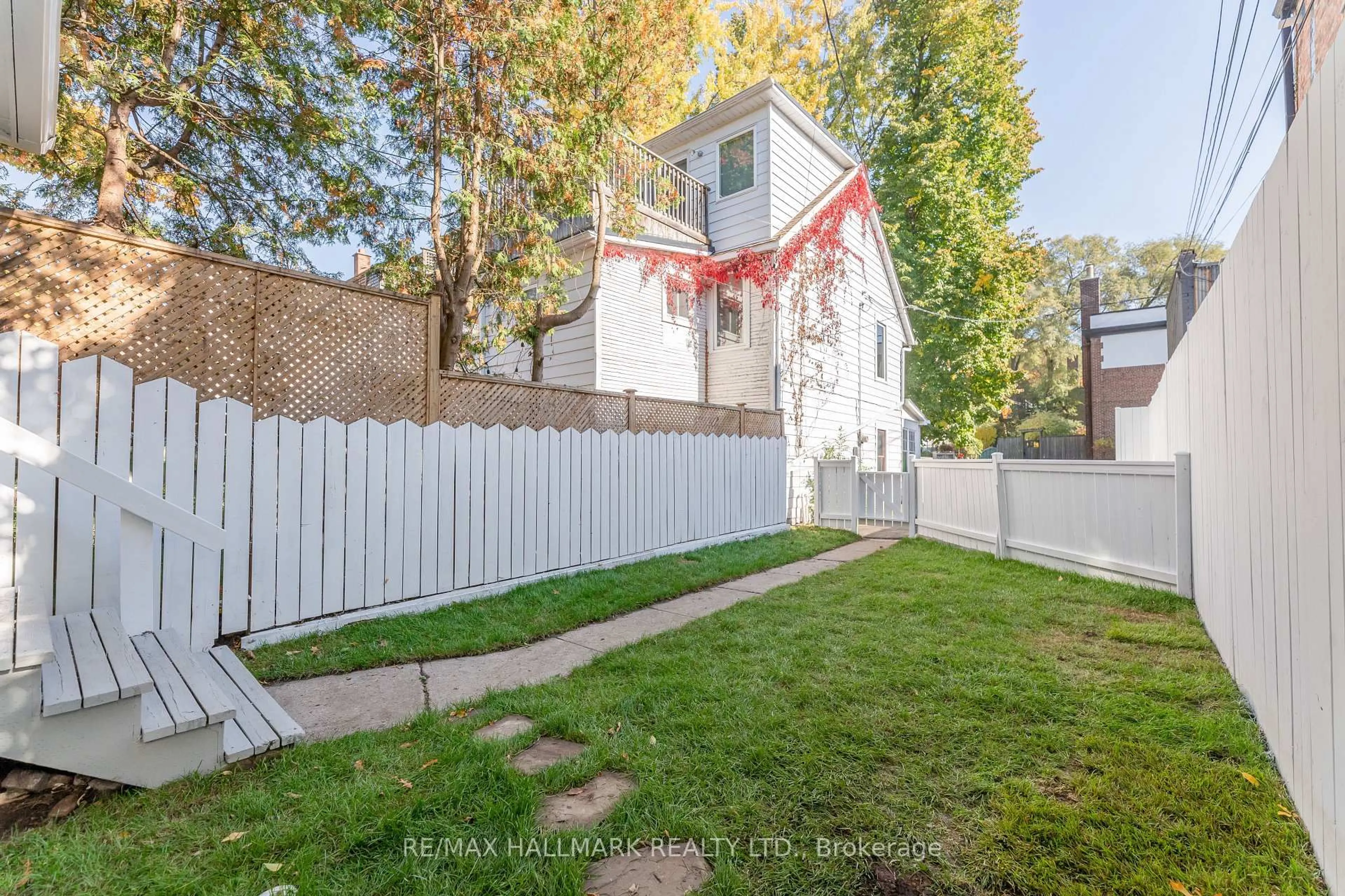 Patio, street for 106 Willow Ave, Toronto Ontario M4E 3K3