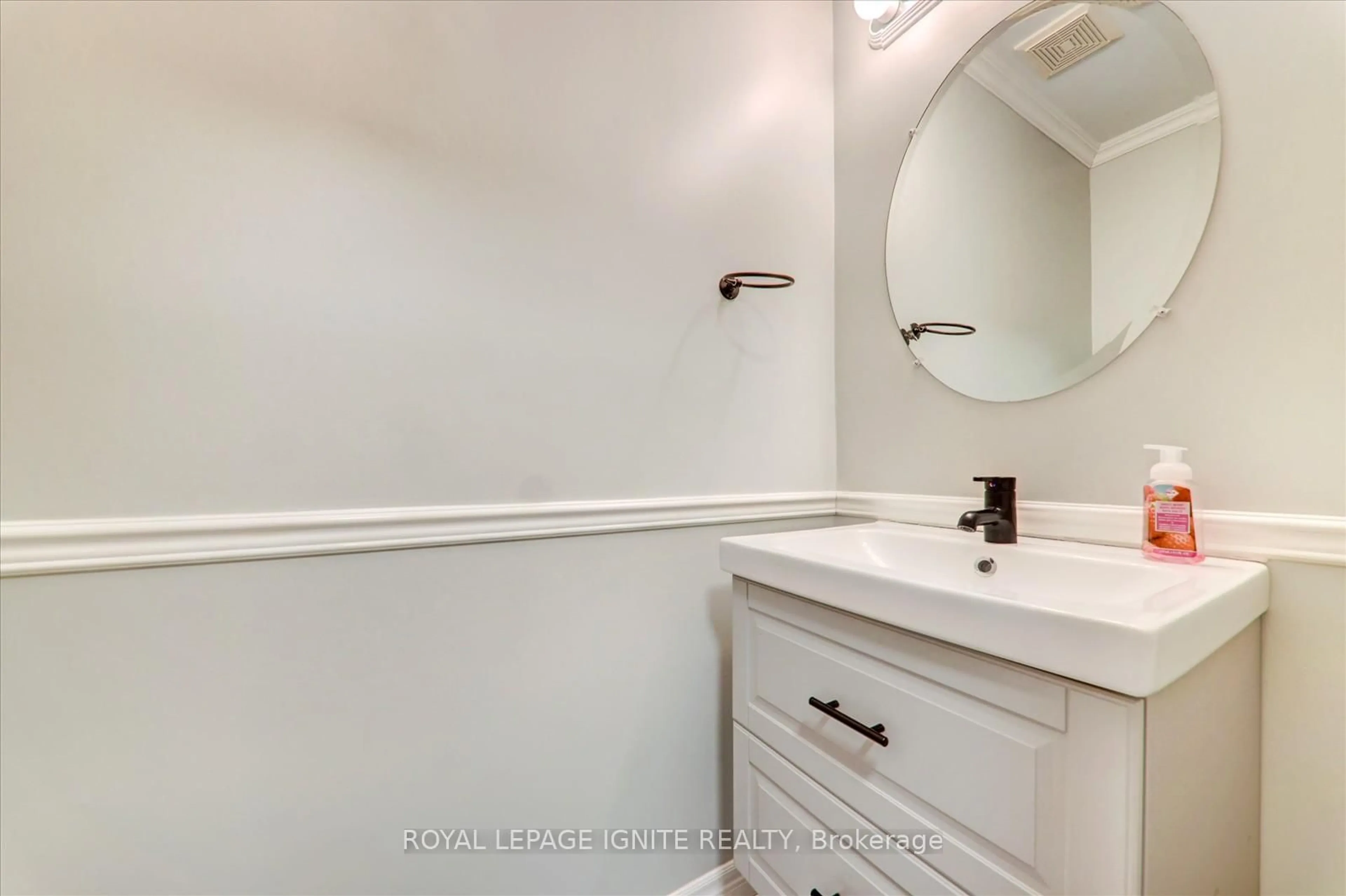 Standard bathroom, ceramic/tile floor for 9518 Sheppard Ave, Toronto Ontario M1B 5Z4