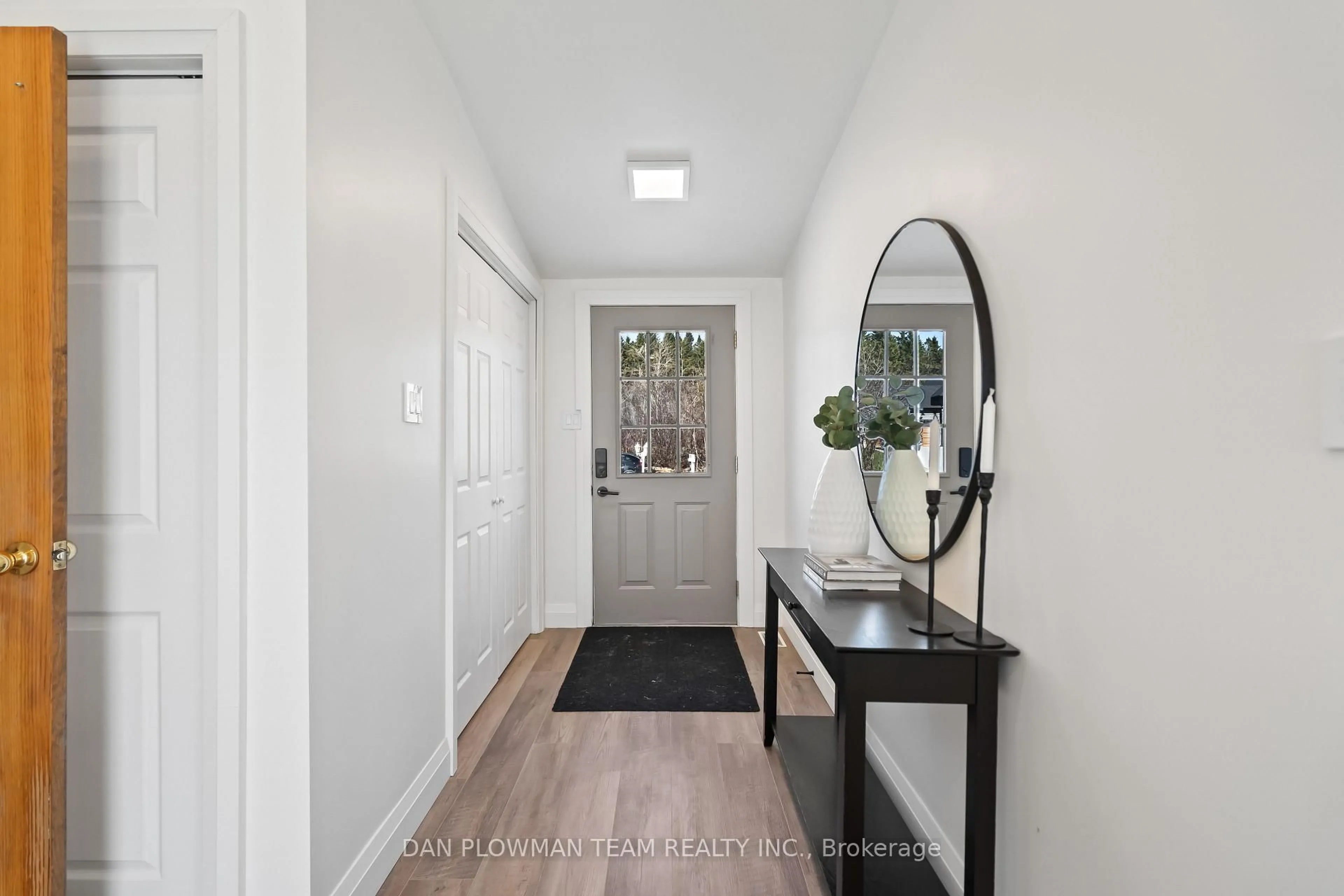 Indoor entryway for 359 Carnegie Beach Rd, Scugog Ontario L9L 1B6