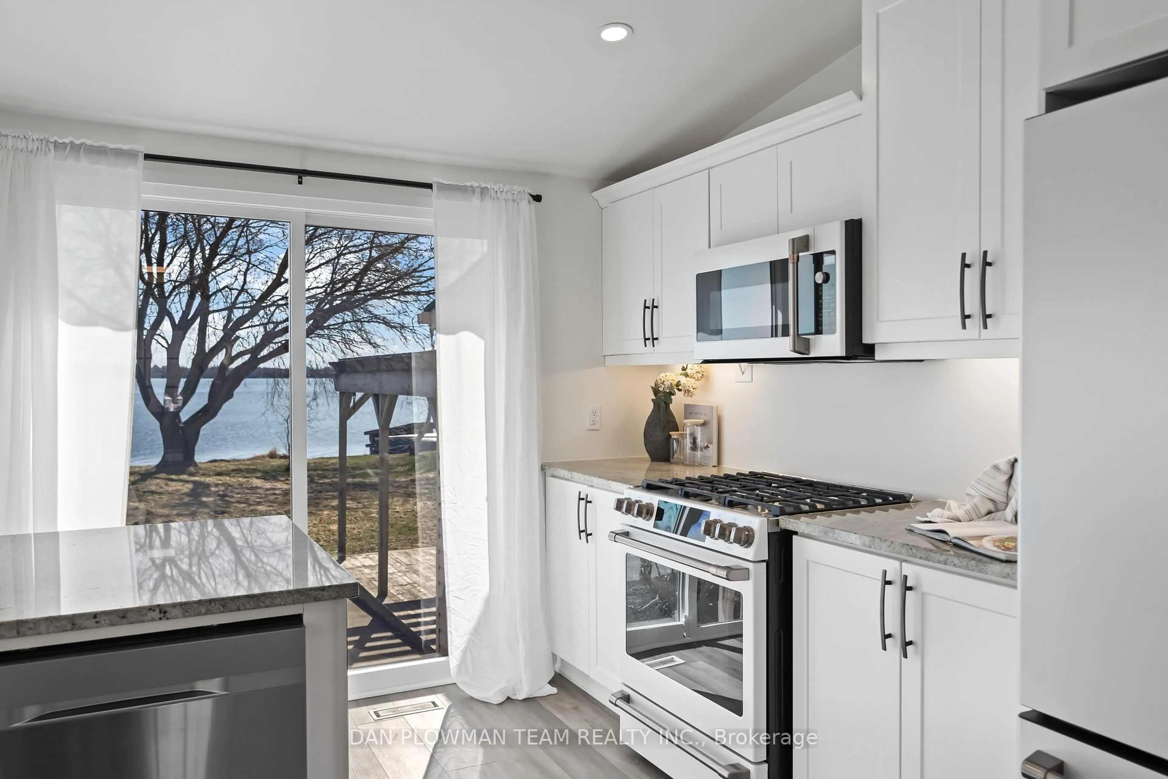 Open concept kitchen, ceramic/tile floor for 359 Carnegie Beach Rd, Scugog Ontario L9L 1B6
