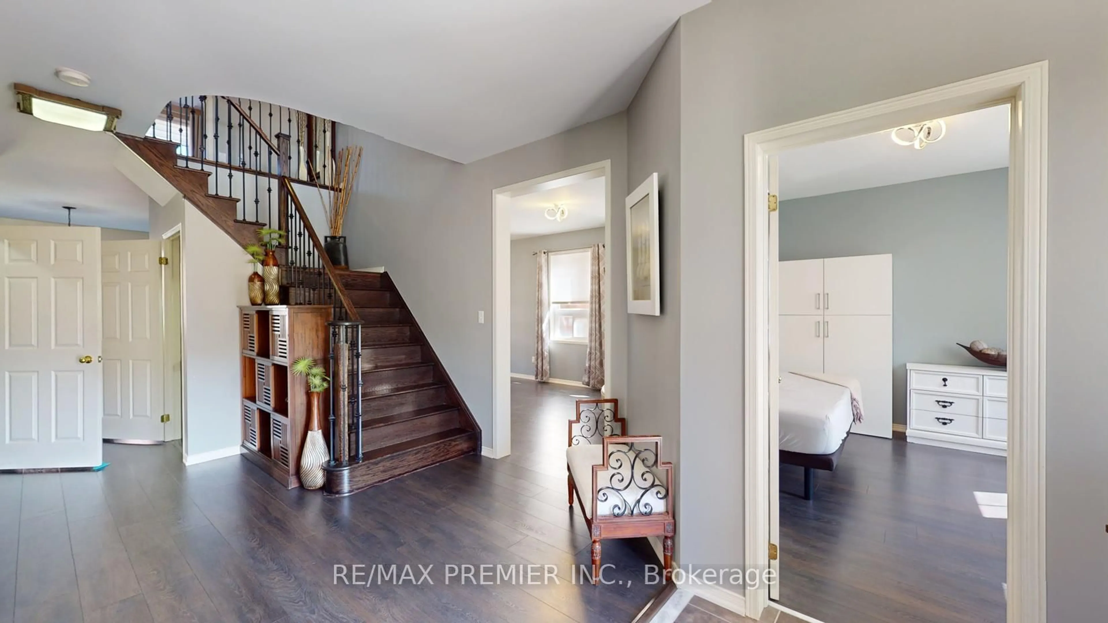 Indoor entryway for 2307 Pilgrim Sq, Oshawa Ontario L1L 0C2