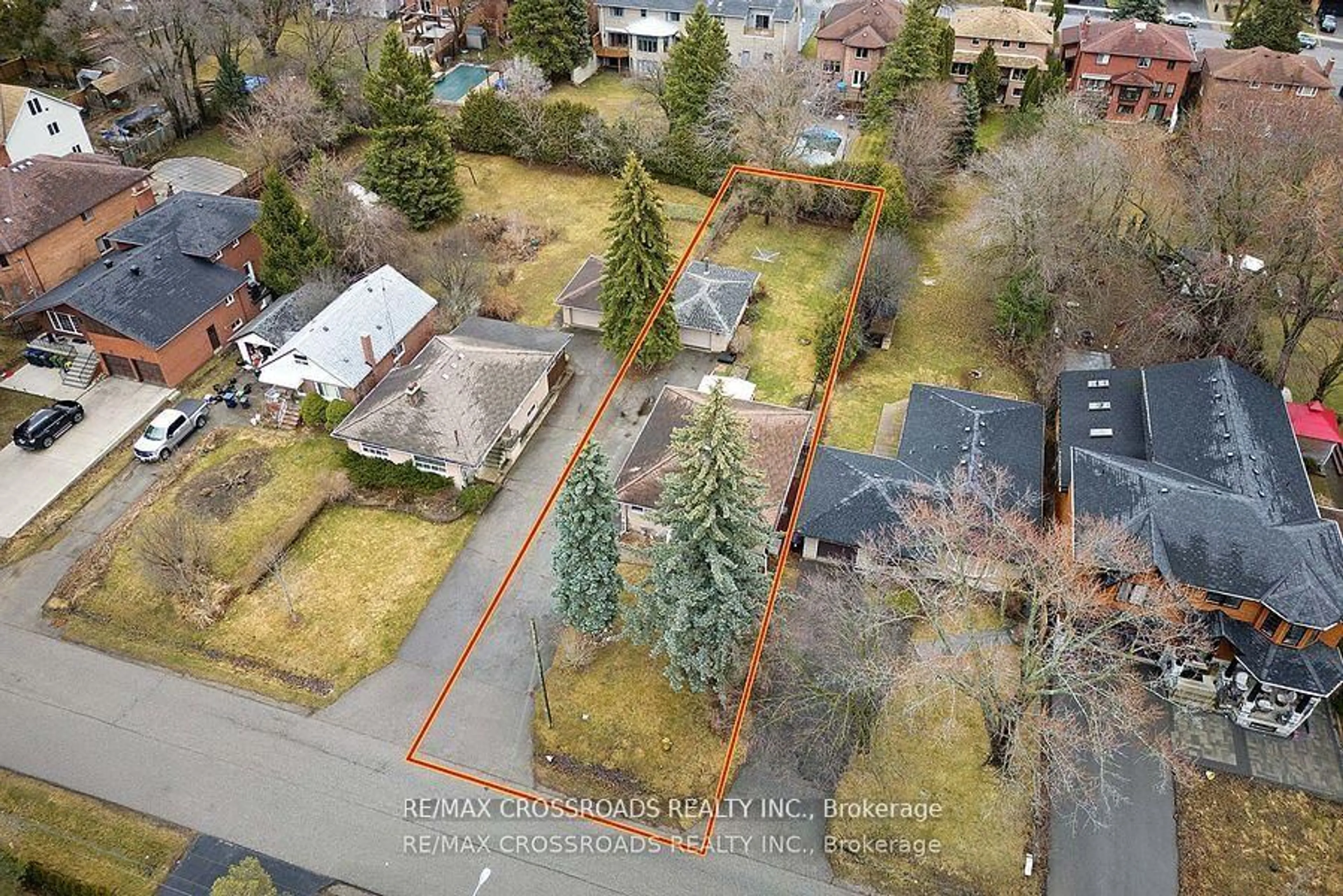 A pic from outside/outdoor area/front of a property/back of a property/a pic from drone, street for 23 Cedarview Dr, Toronto Ontario M1C 2K5