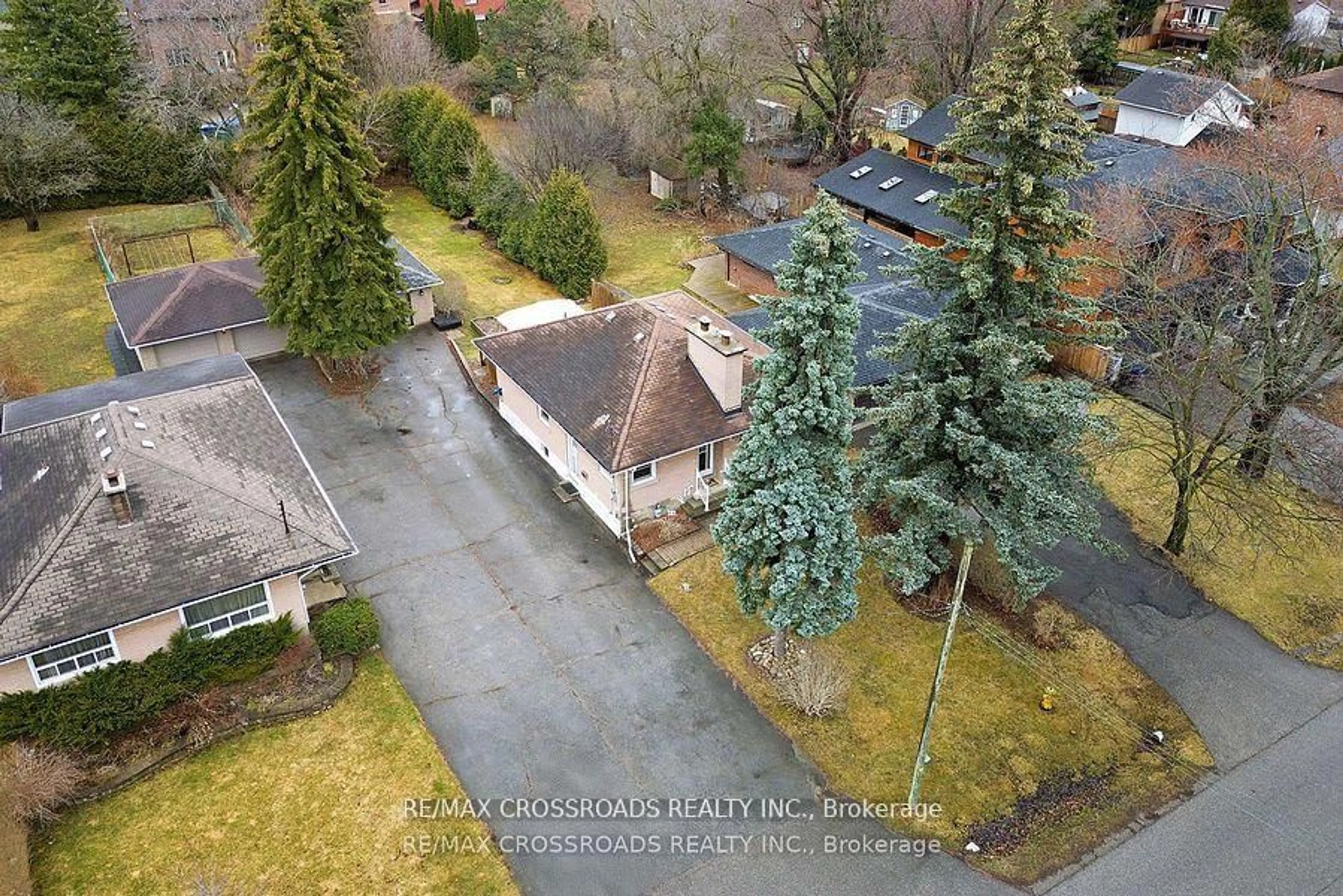 A pic from outside/outdoor area/front of a property/back of a property/a pic from drone, street for 23 Cedarview Dr, Toronto Ontario M1C 2K5