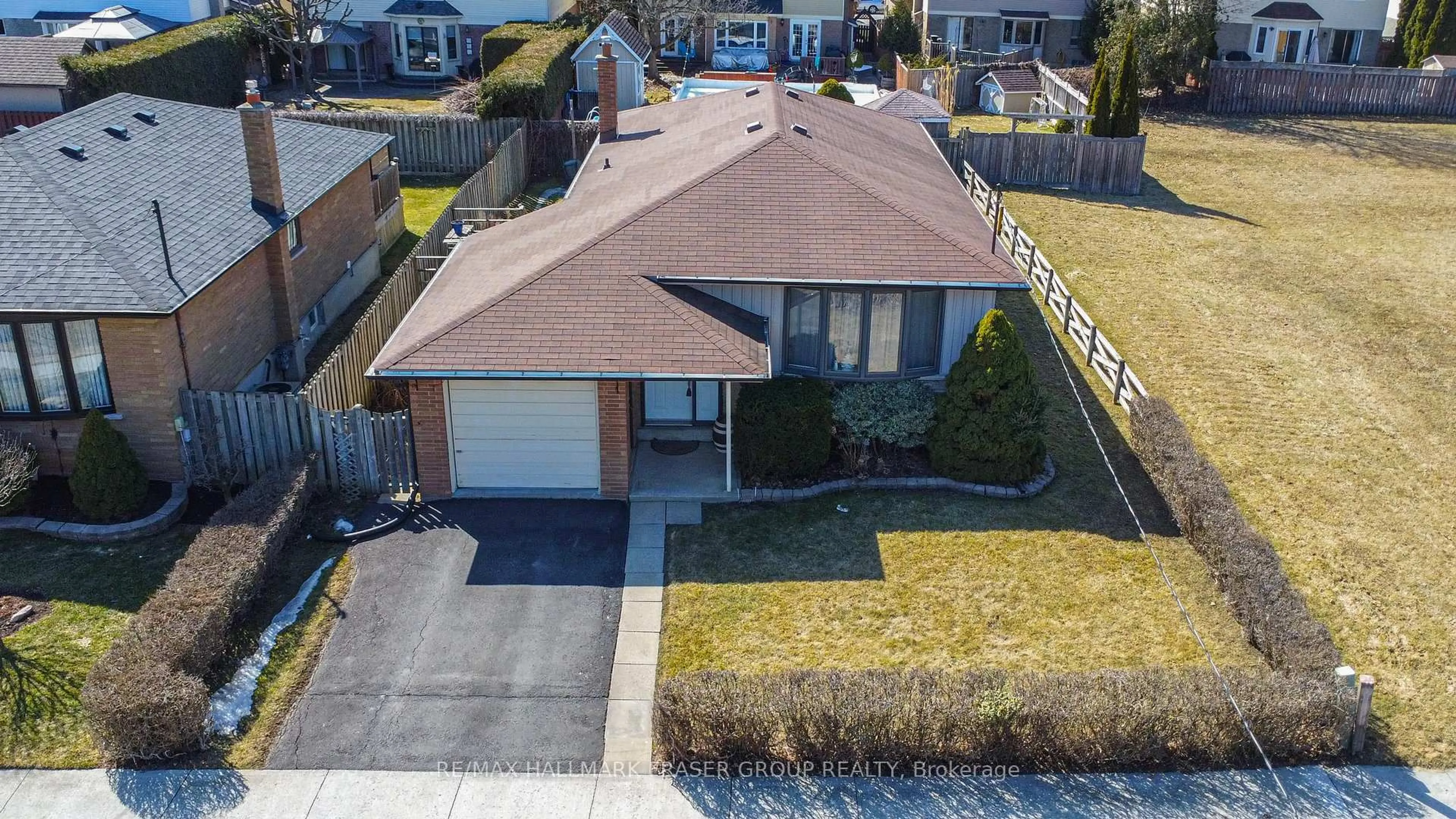 A pic from outside/outdoor area/front of a property/back of a property/a pic from drone, street for 1014 Walton Blvd, Whitby Ontario L1N 3G7