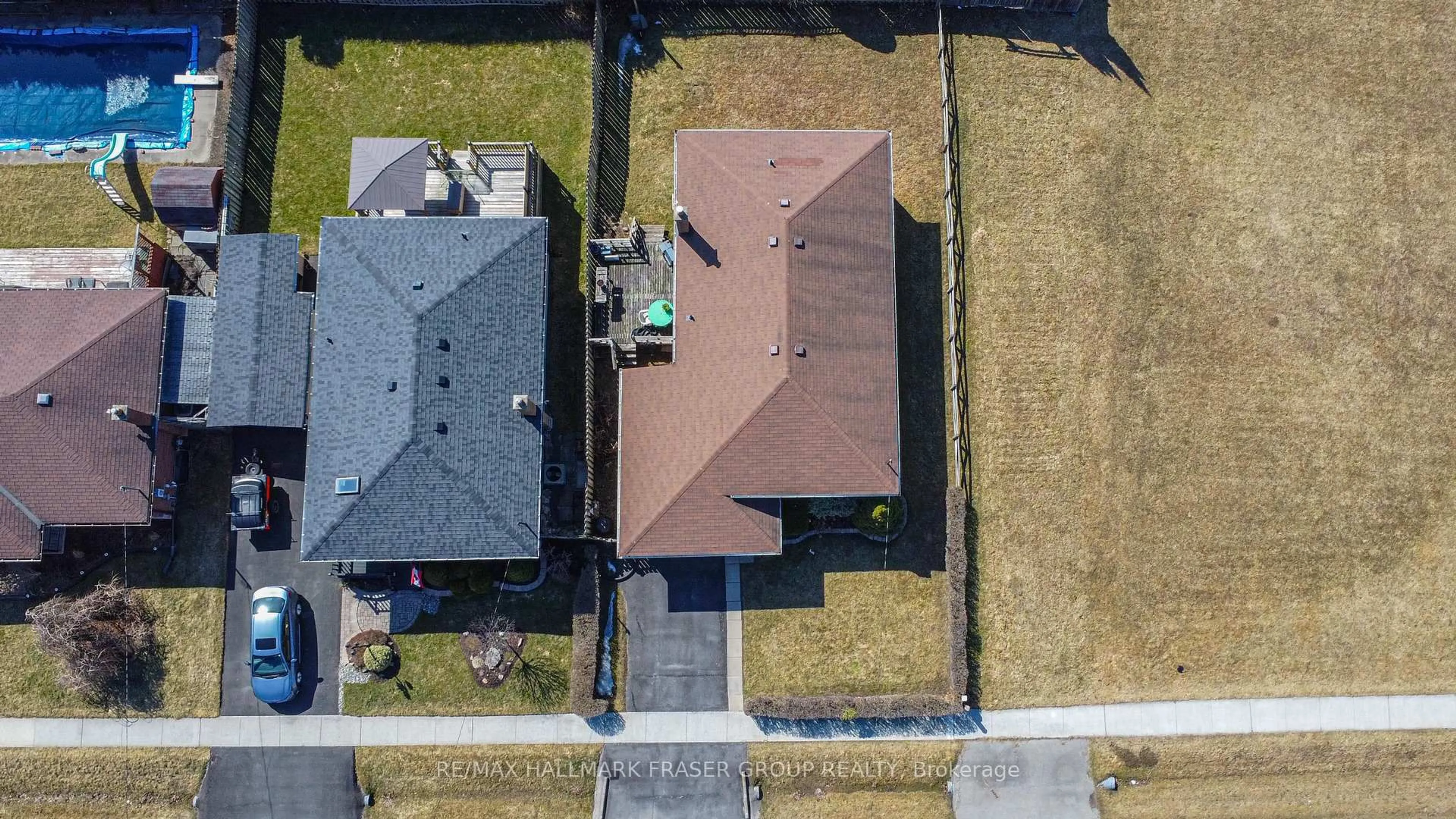 A pic from outside/outdoor area/front of a property/back of a property/a pic from drone, street for 1014 Walton Blvd, Whitby Ontario L1N 3G7