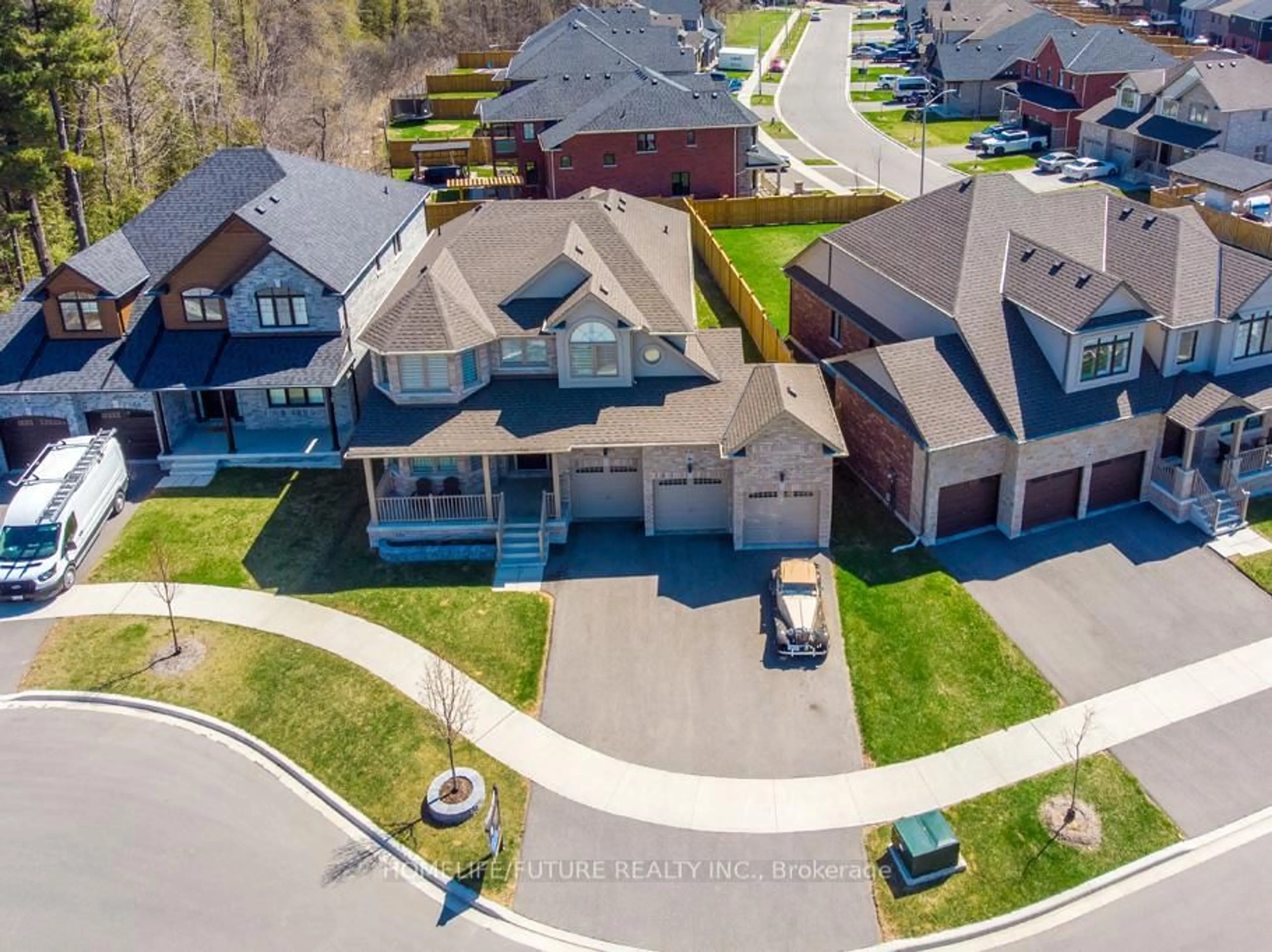 A pic from outside/outdoor area/front of a property/back of a property/a pic from drone, street for 27 Higham Pl, Clarington Ontario L1C 7G5