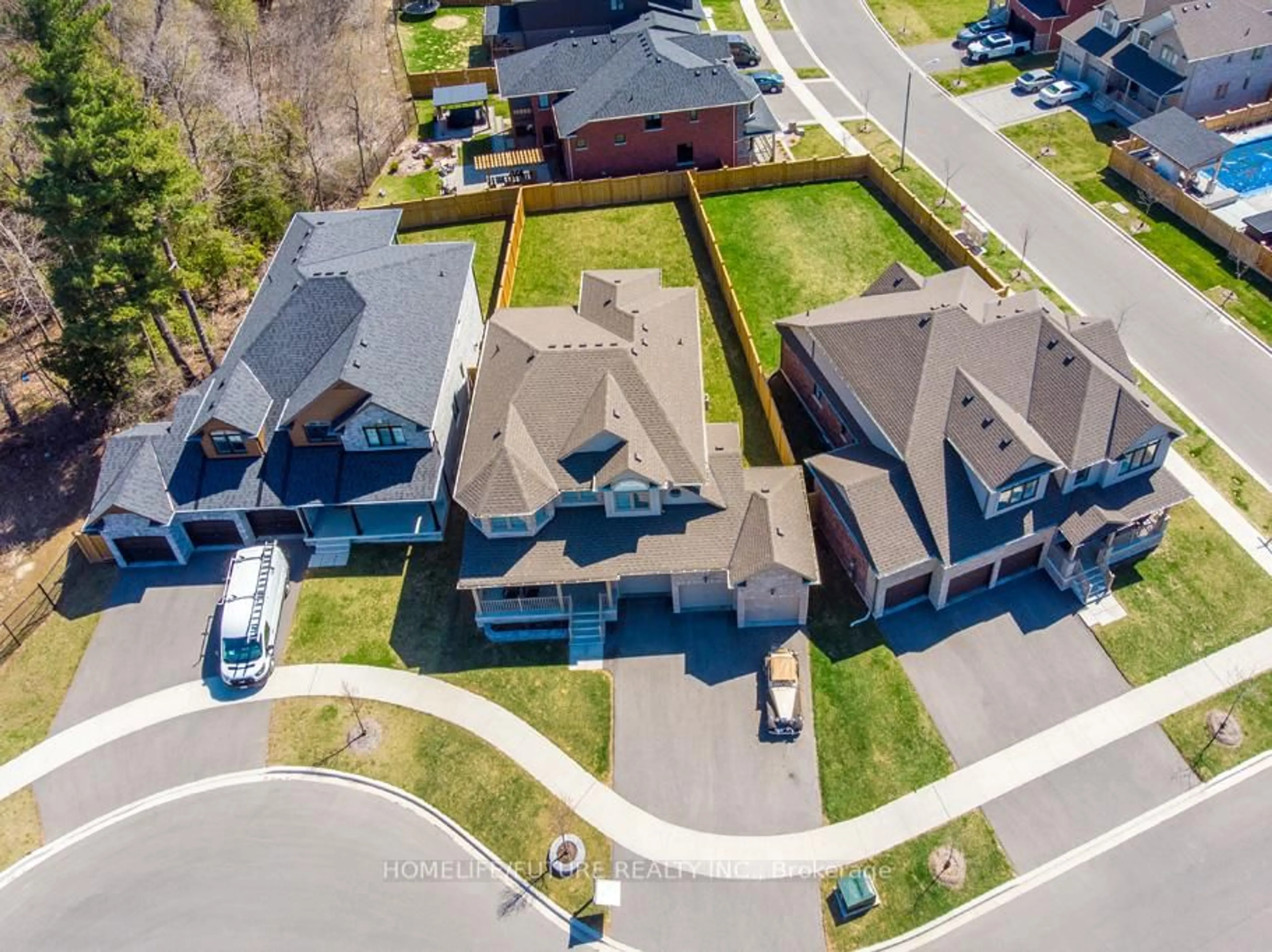 A pic from outside/outdoor area/front of a property/back of a property/a pic from drone, street for 27 Higham Pl, Clarington Ontario L1C 7G5