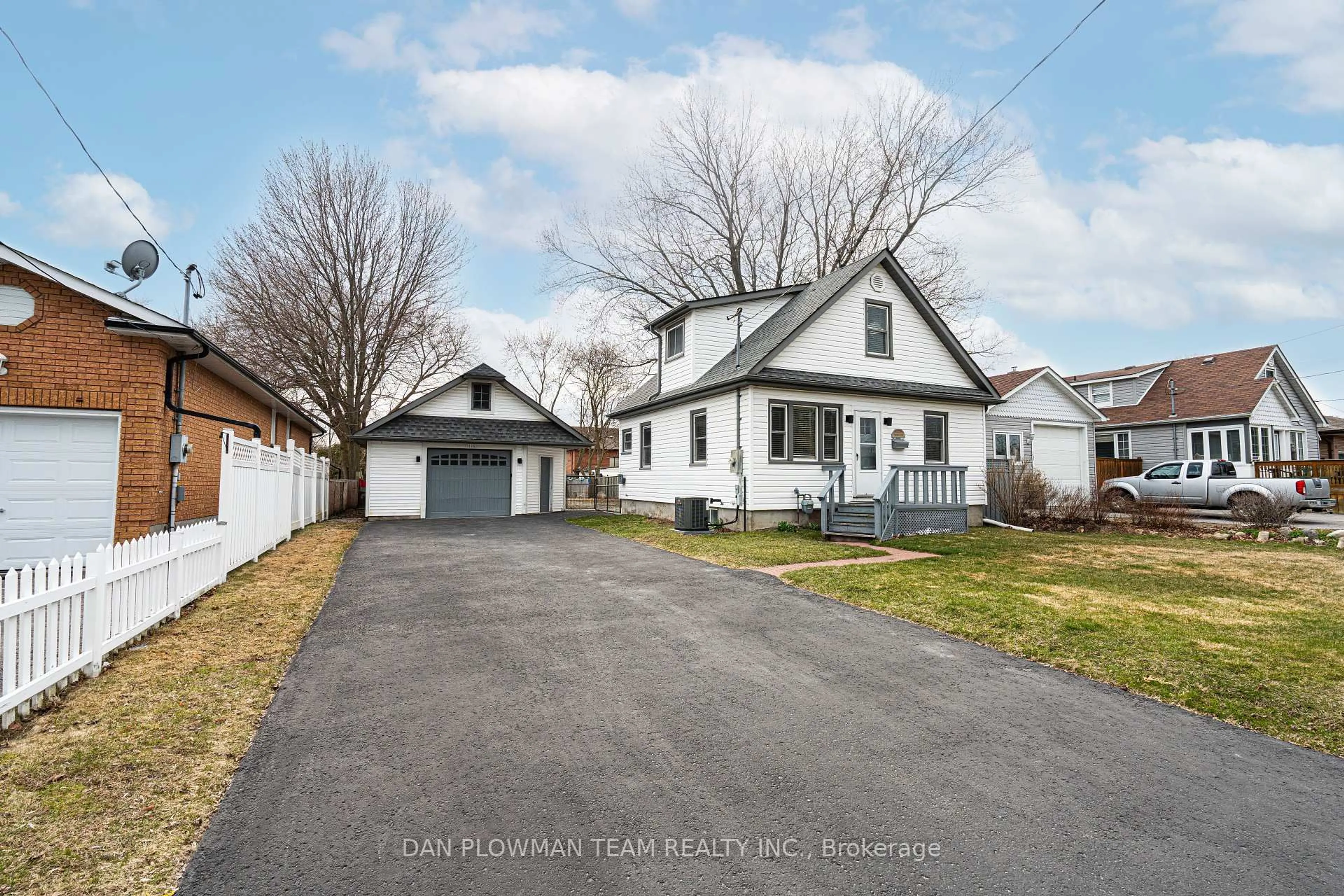 A pic from outside/outdoor area/front of a property/back of a property/a pic from drone, street for 1116 Hortop St, Oshawa Ontario L1G 4P7