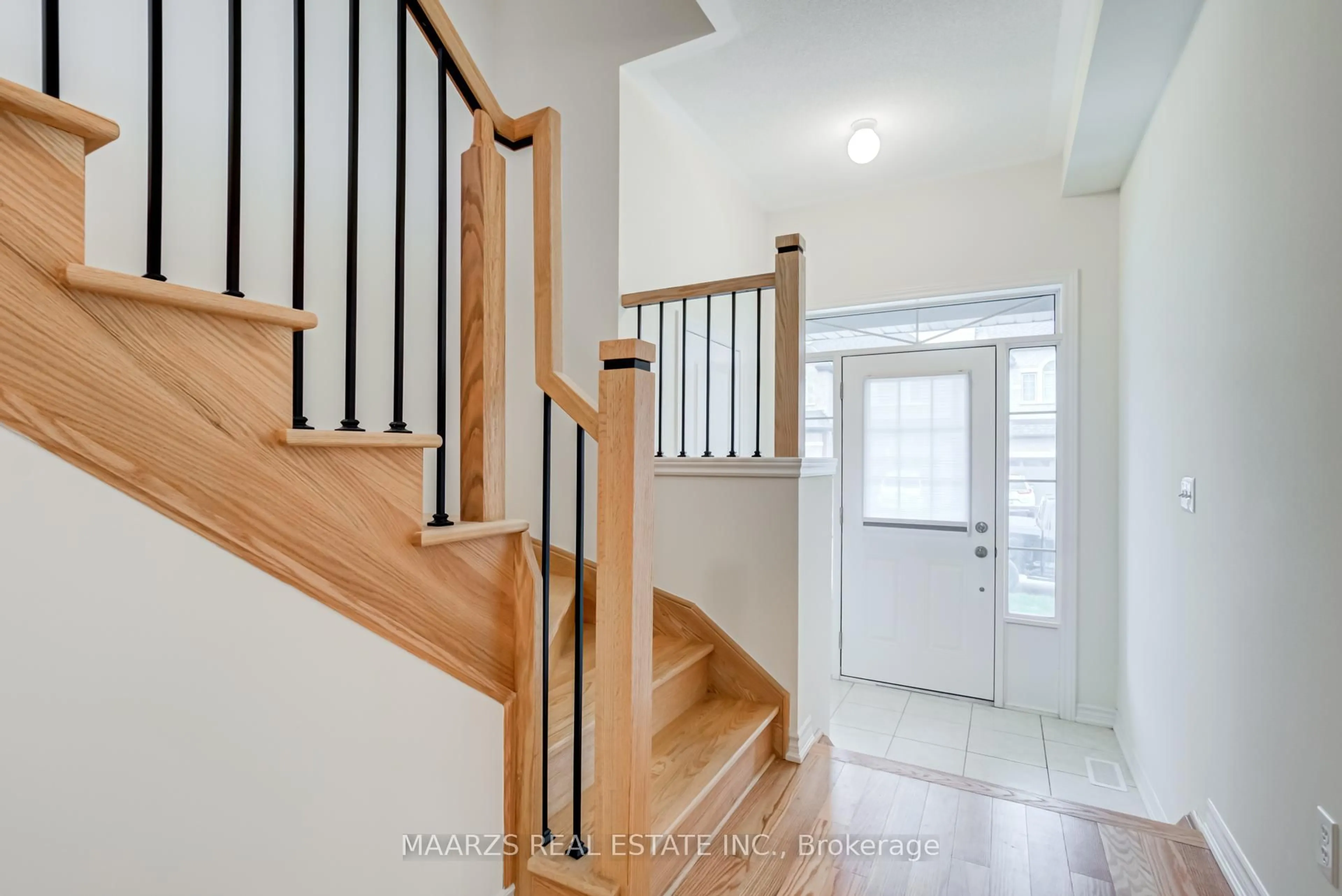 Stairs for 1113 Skyridge Blvd, Pickering Ontario L1X 2R2