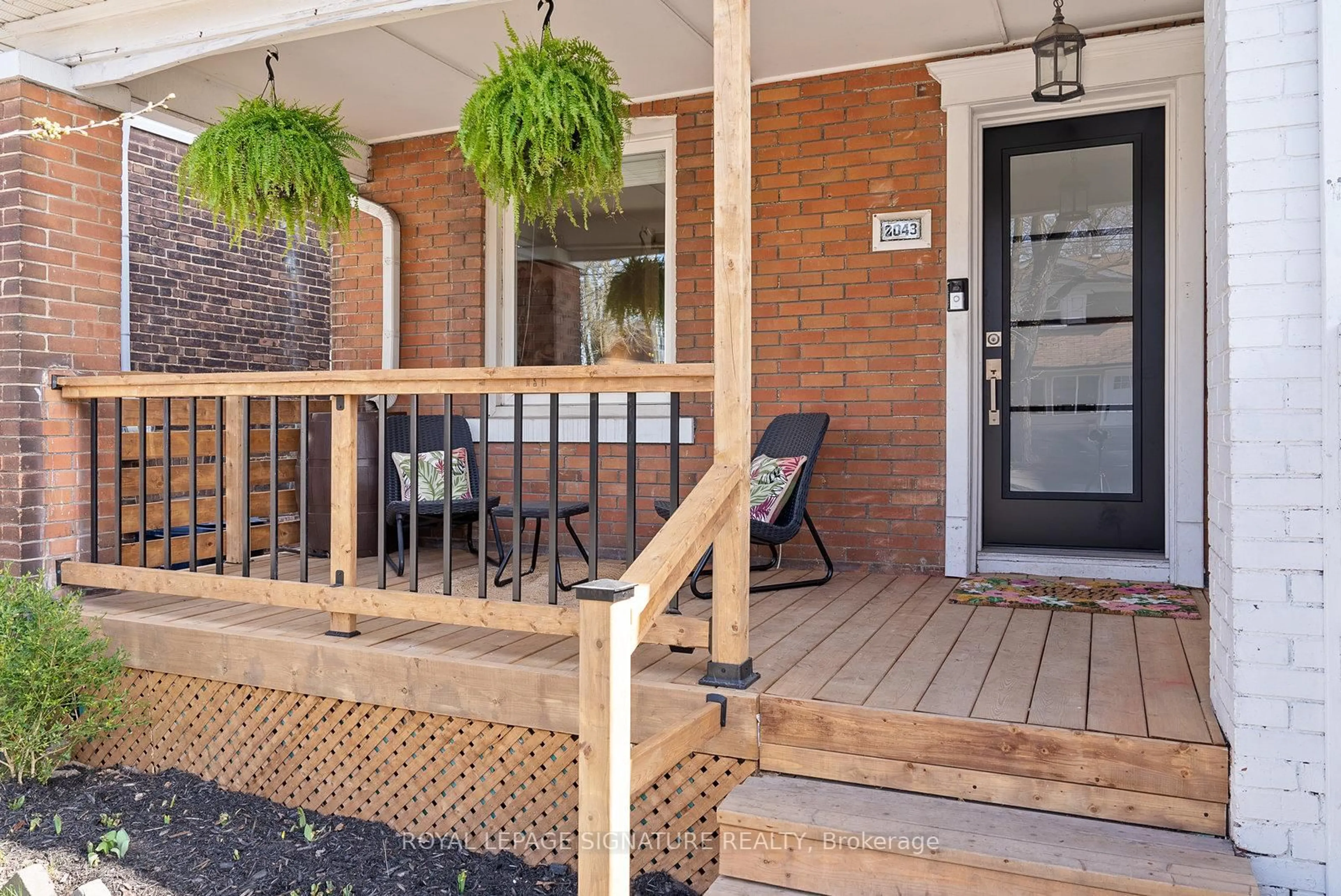 Patio, street for 2043 Gerrard St, Toronto Ontario M4E 2B3