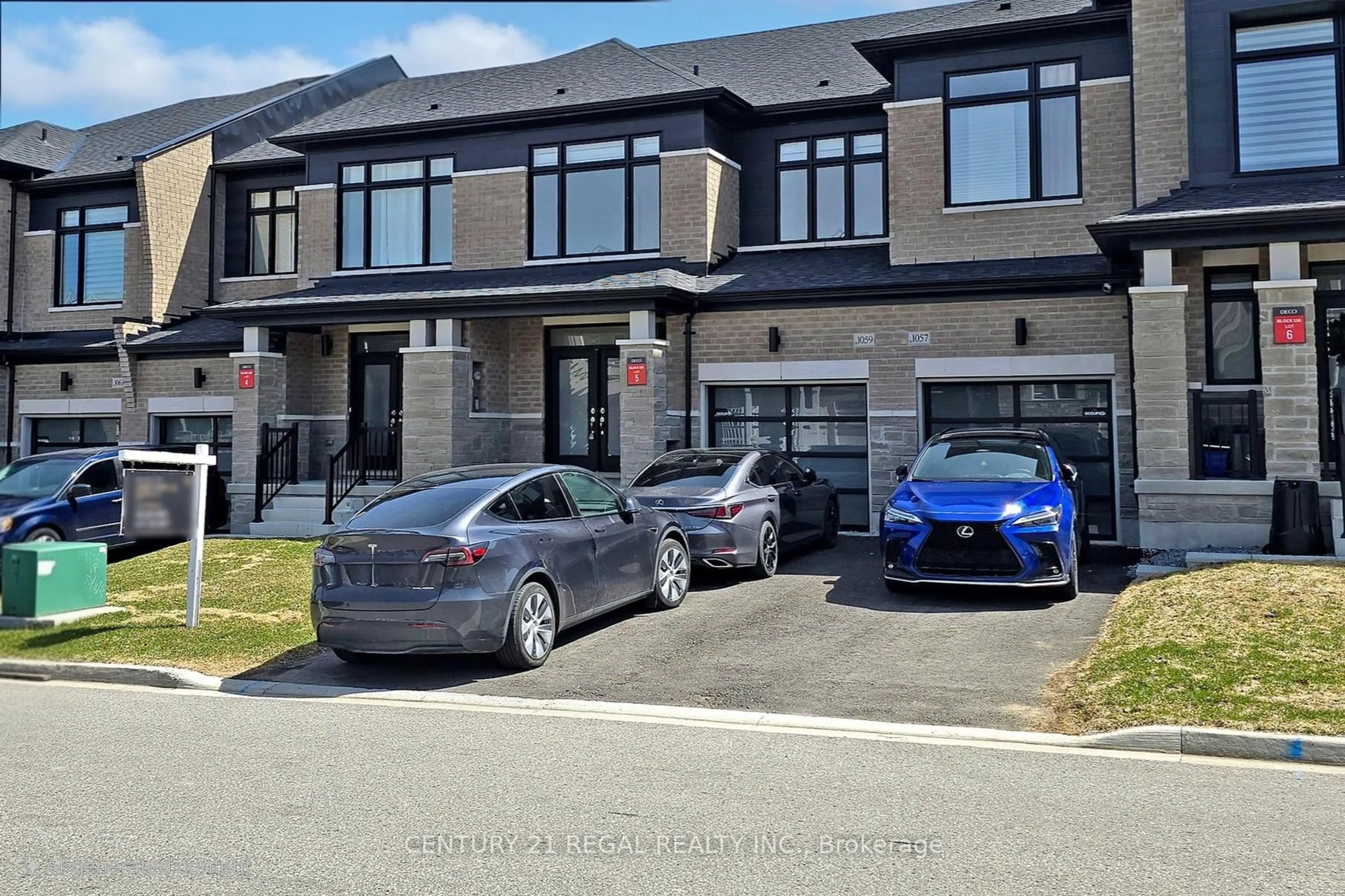 A pic from outside/outdoor area/front of a property/back of a property/a pic from drone, street for 1059 Cameo St, Pickering Ontario L1X 0G3