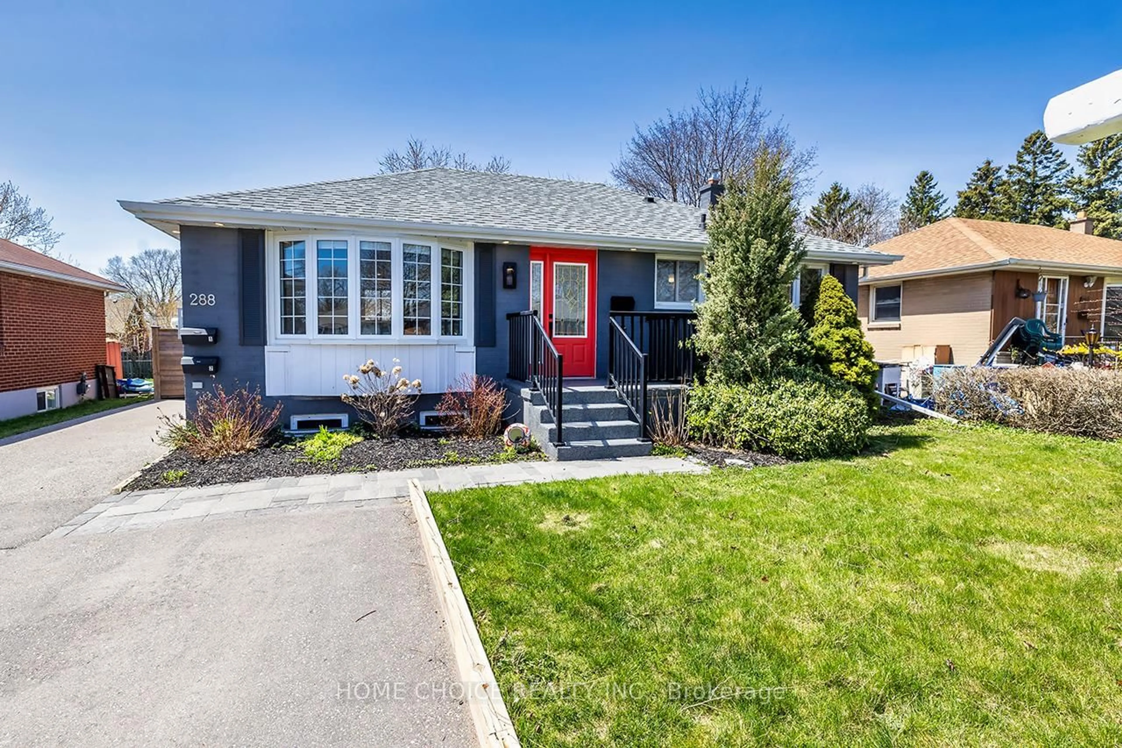 Home with vinyl exterior material, street for 288 Windsor St, Oshawa Ontario L1H 6G6