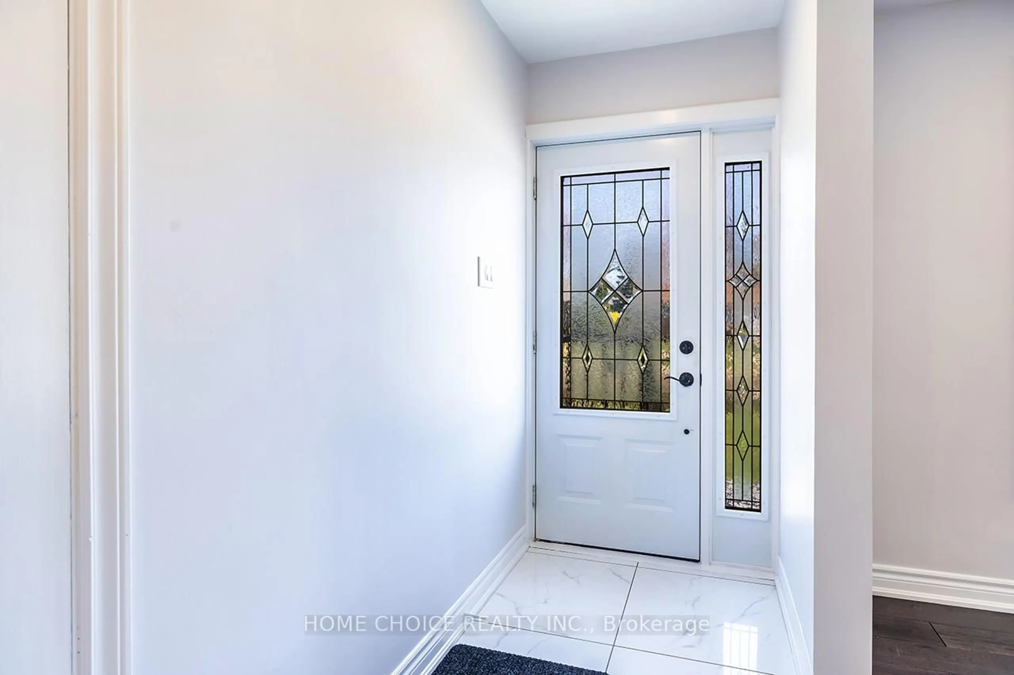 Indoor entryway for 288 Windsor St, Oshawa Ontario L1H 6G6