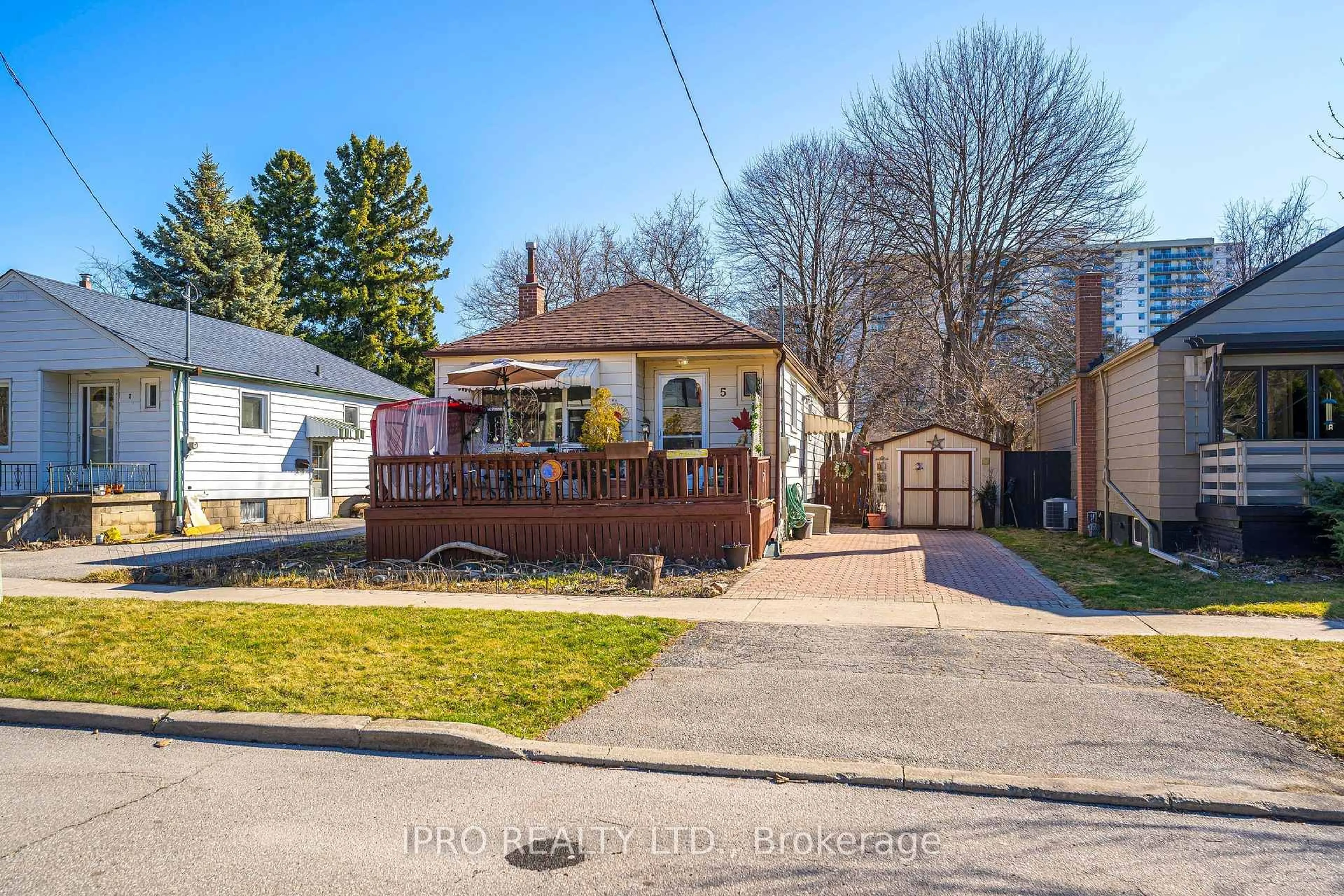 A pic from outside/outdoor area/front of a property/back of a property/a pic from drone, street for 5 Westbourne Ave, Toronto Ontario M1L 2X8