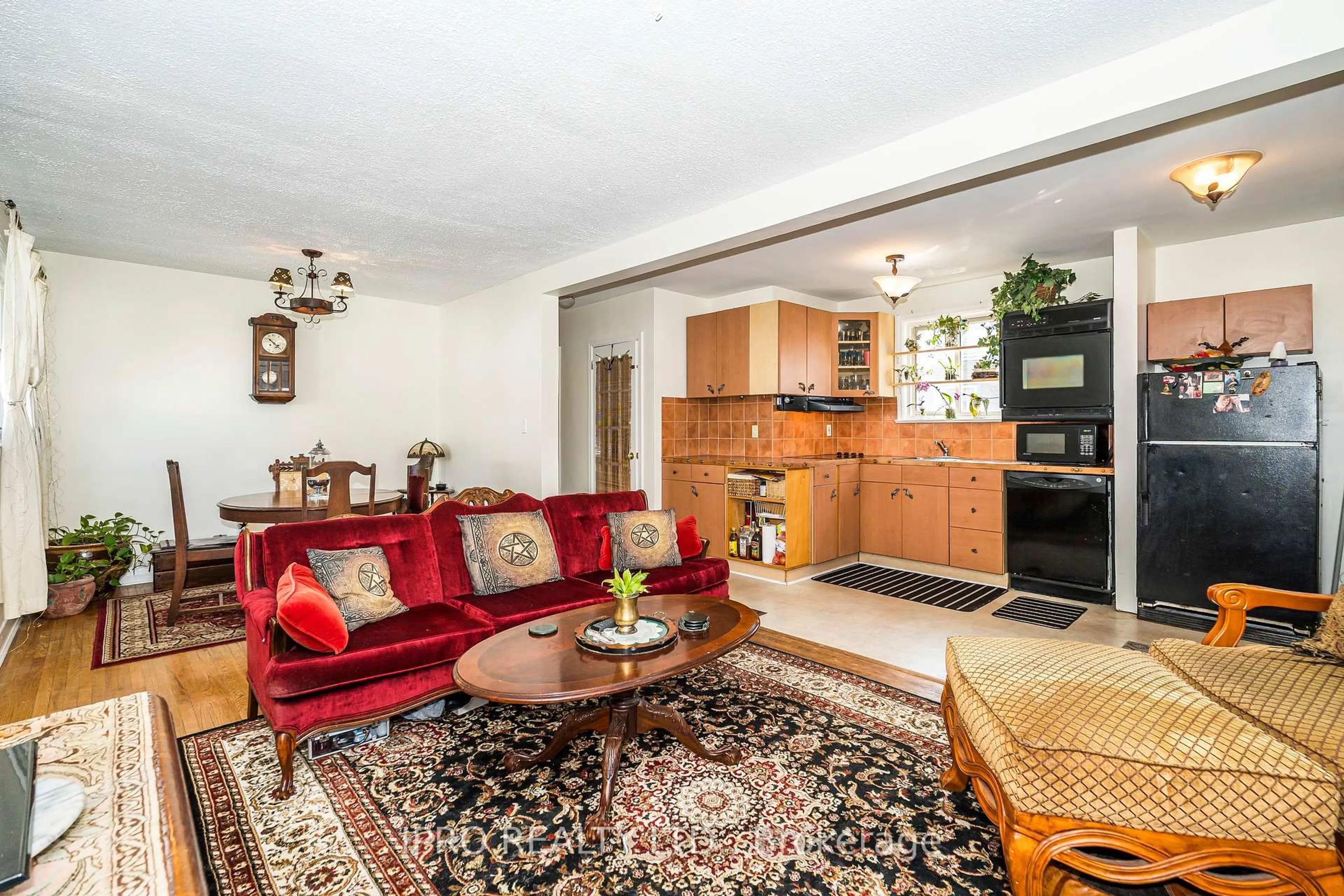 Living room with furniture, unknown for 5 Westbourne Ave, Toronto Ontario M1L 2X8