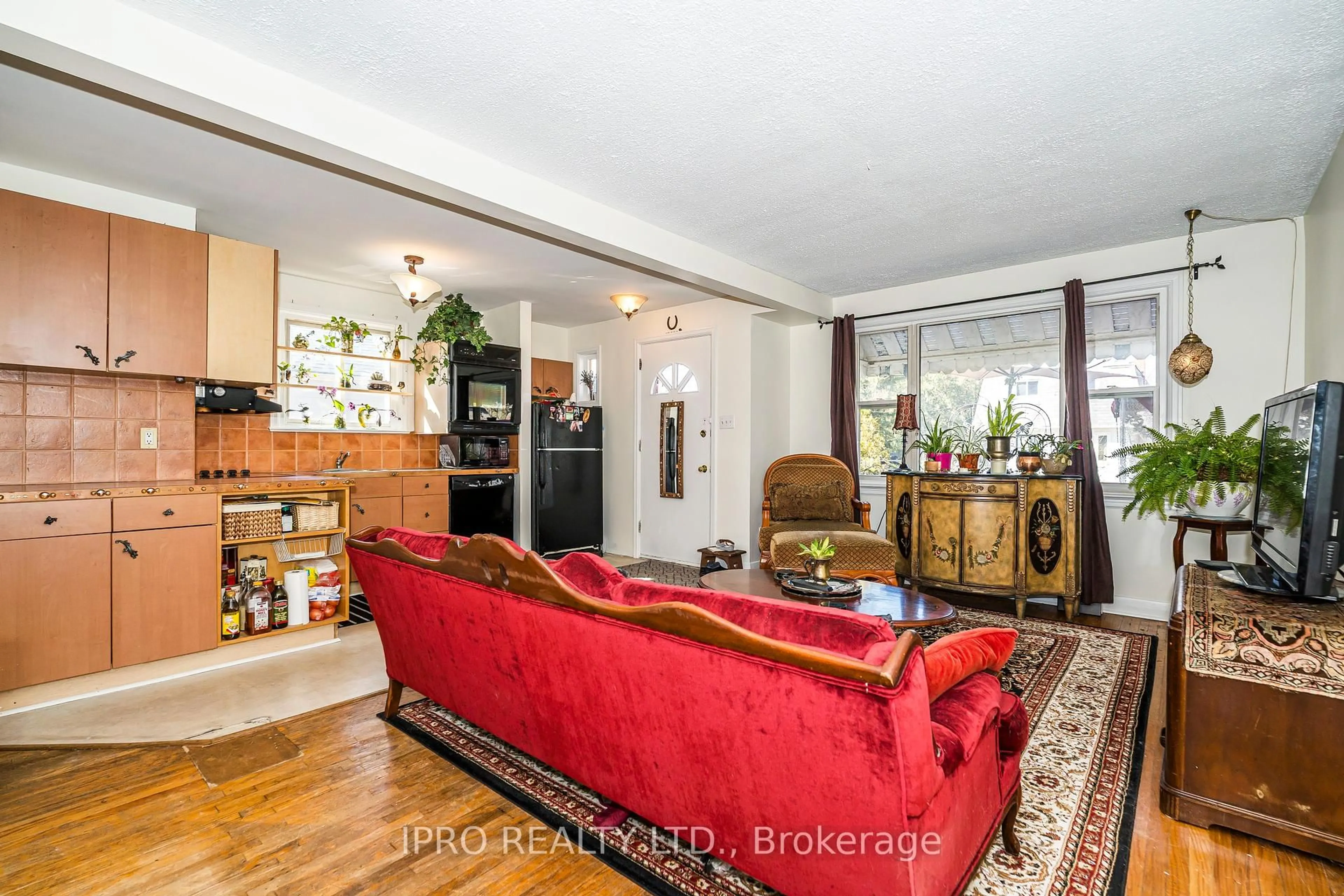 Living room with furniture, unknown for 5 Westbourne Ave, Toronto Ontario M1L 2X8