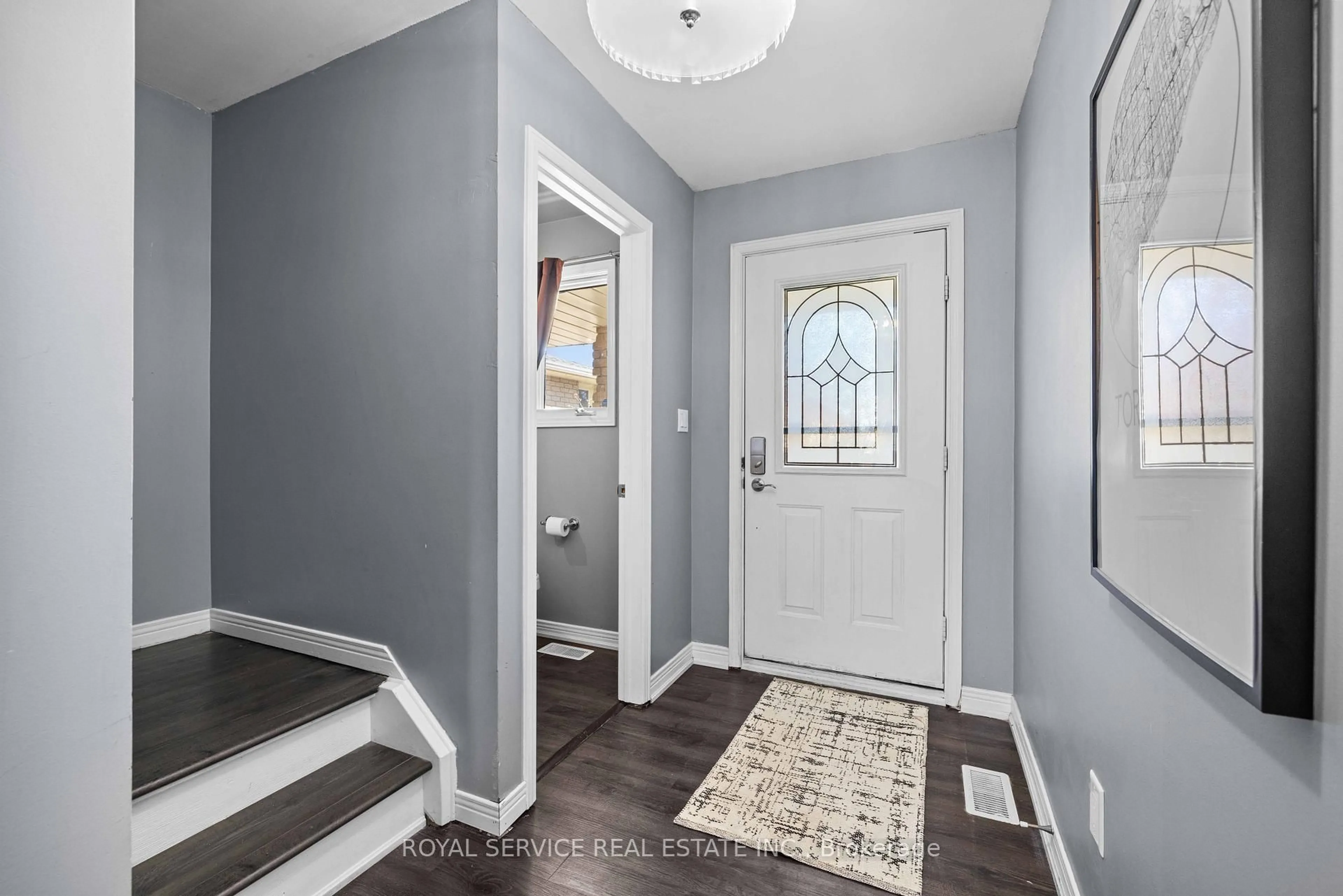 Indoor entryway for 45 Short Cres, Clarington Ontario L1E 2Z5