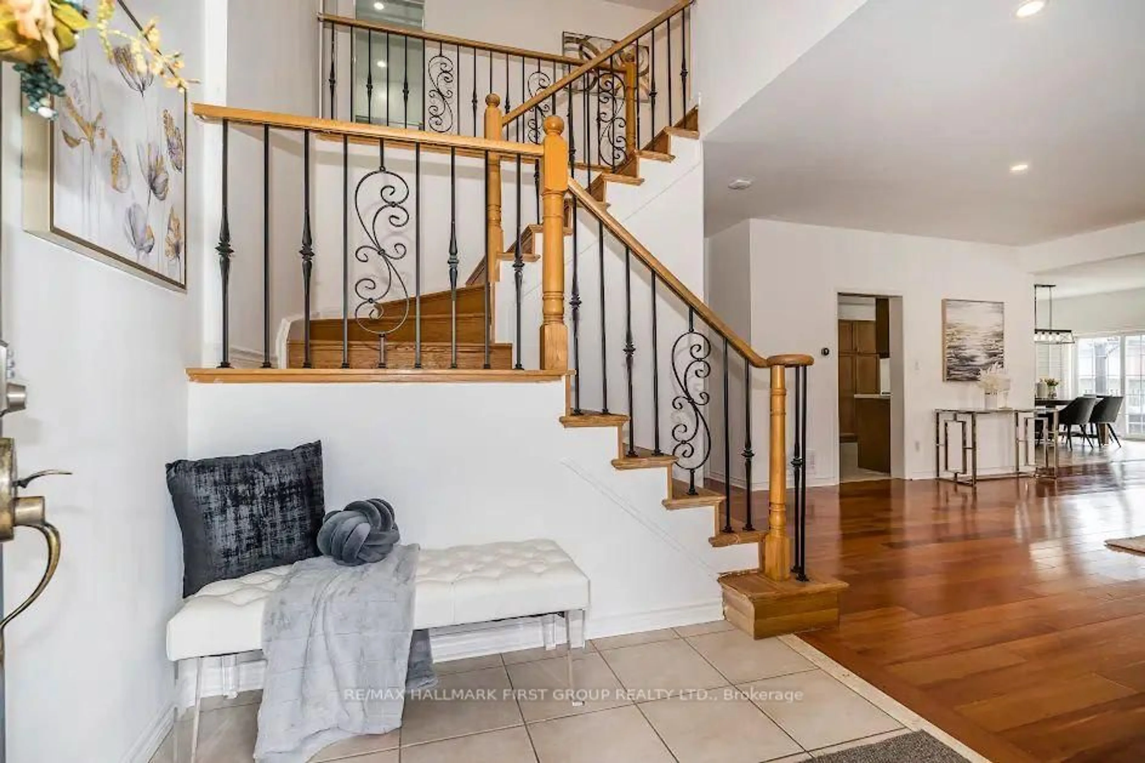 Indoor entryway for 15 Somerset St, Whitby Ontario L1P 1P5