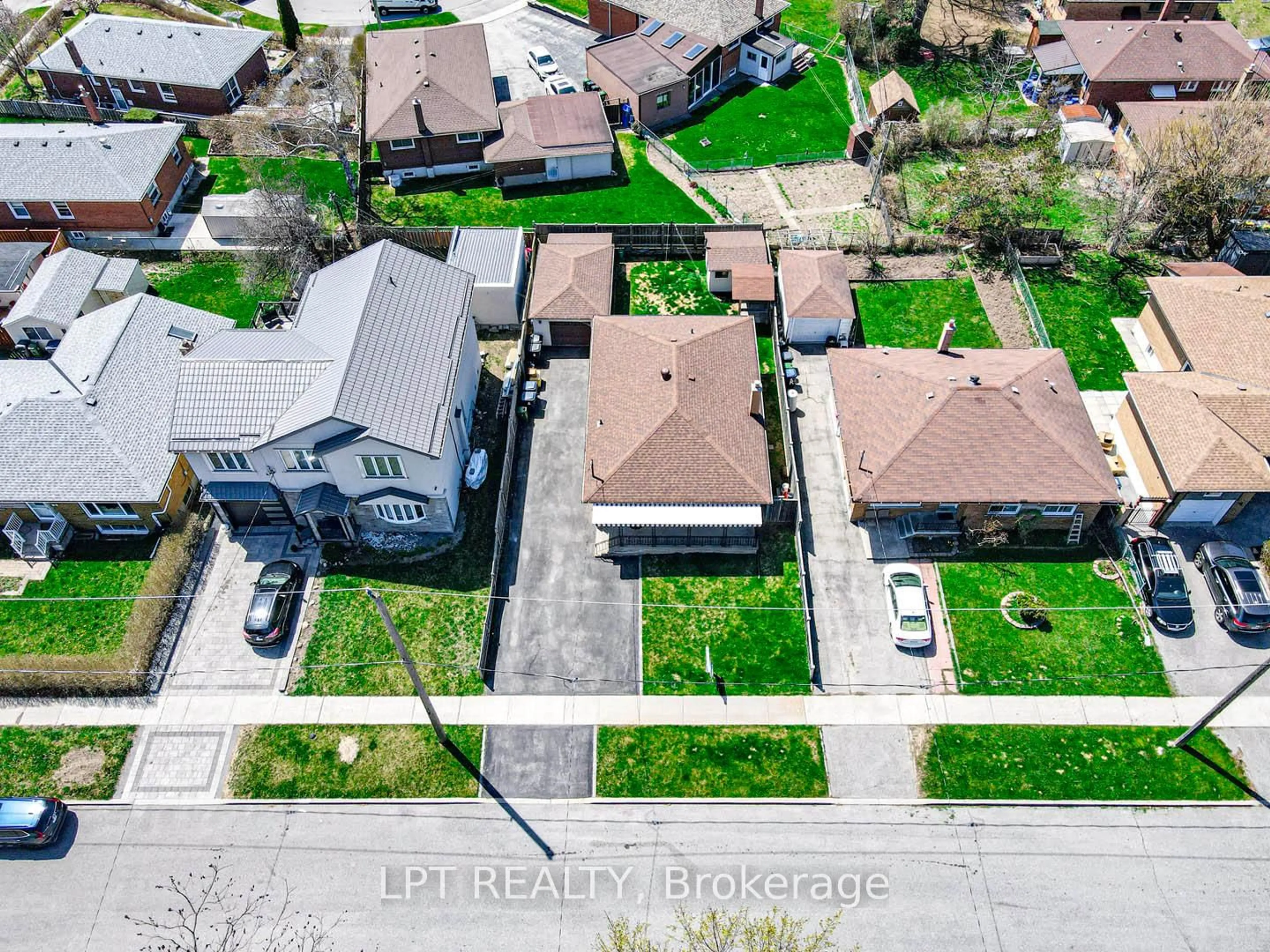 A pic from outside/outdoor area/front of a property/back of a property/a pic from drone, street for 22 Independence Dr, Toronto Ontario M1K 3R8