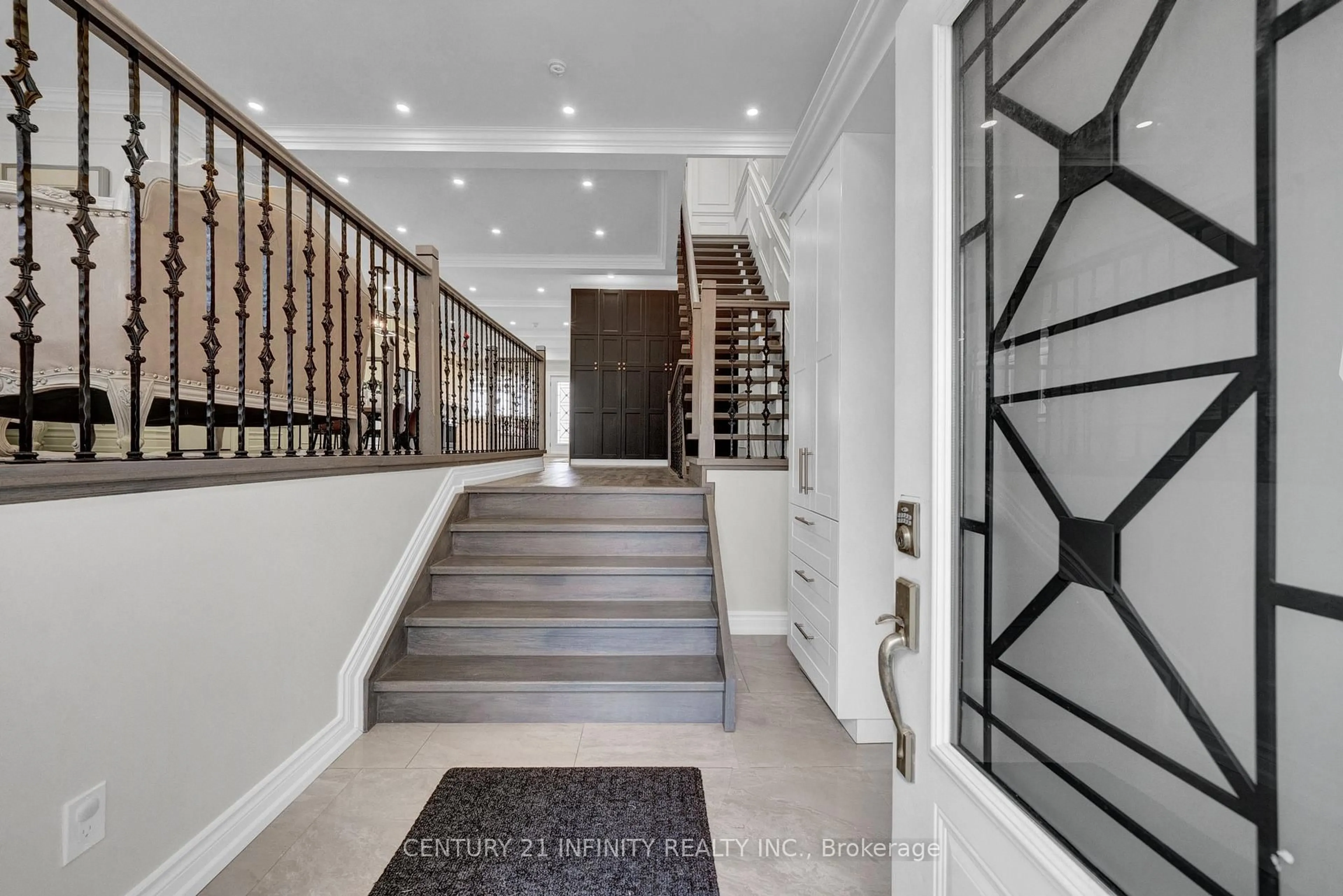 Indoor entryway for 1559 Marshcourt Dr, Pickering Ontario L1V 6G2
