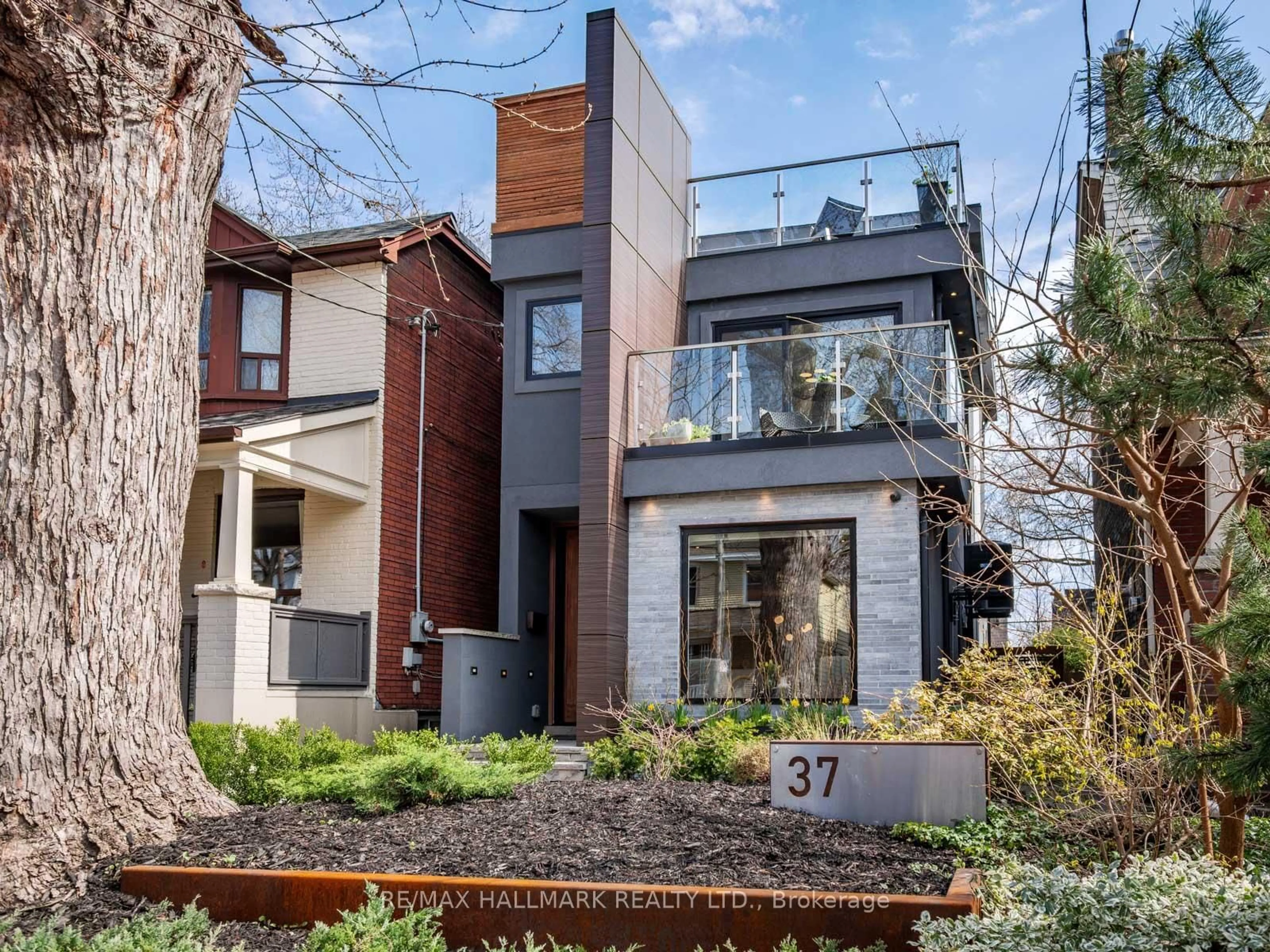Home with brick exterior material, street for 37 Grandview Ave, Toronto Ontario M4K 1J1