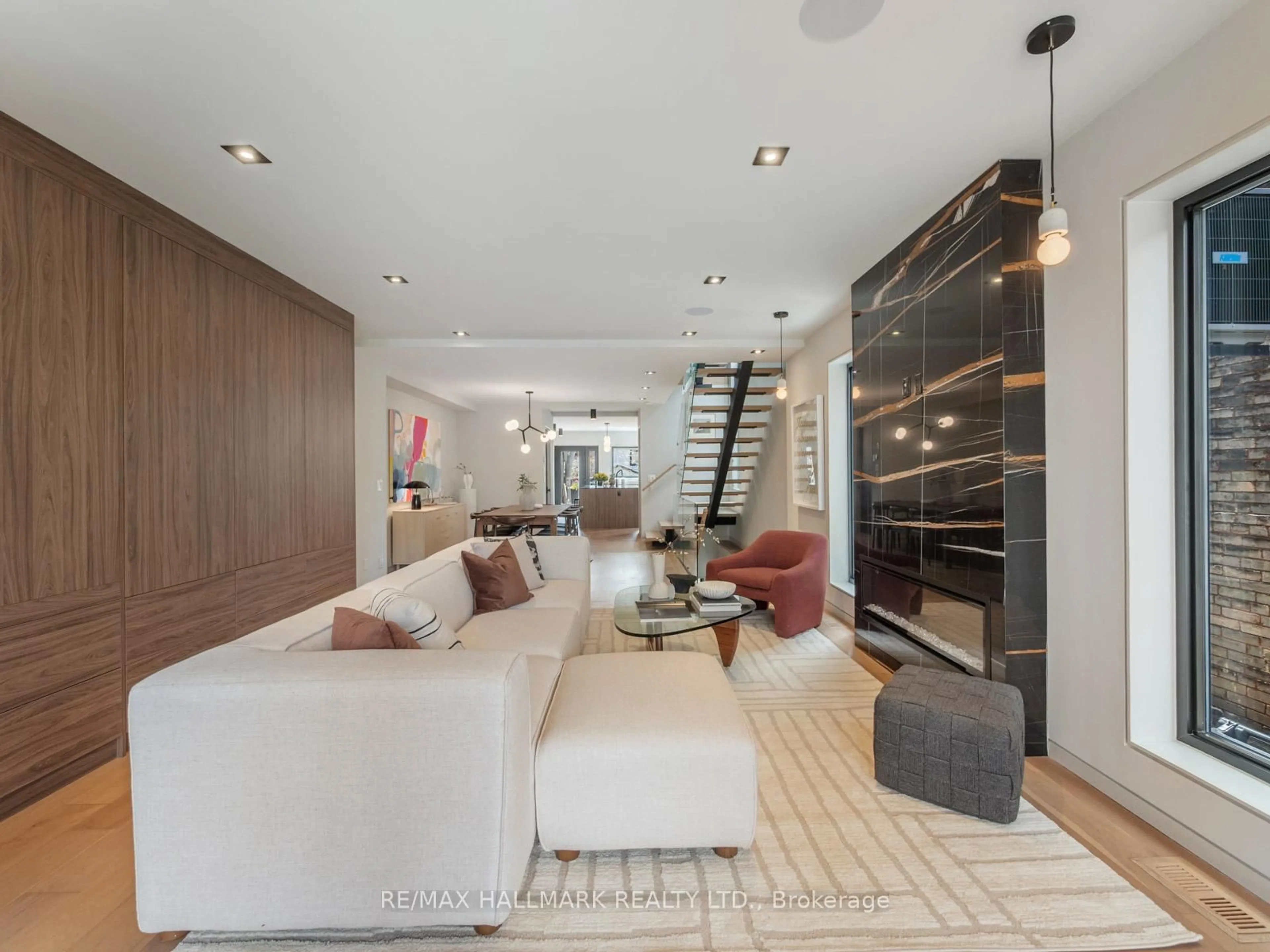 Living room with furniture, unknown for 37 Grandview Ave, Toronto Ontario M4K 1J1