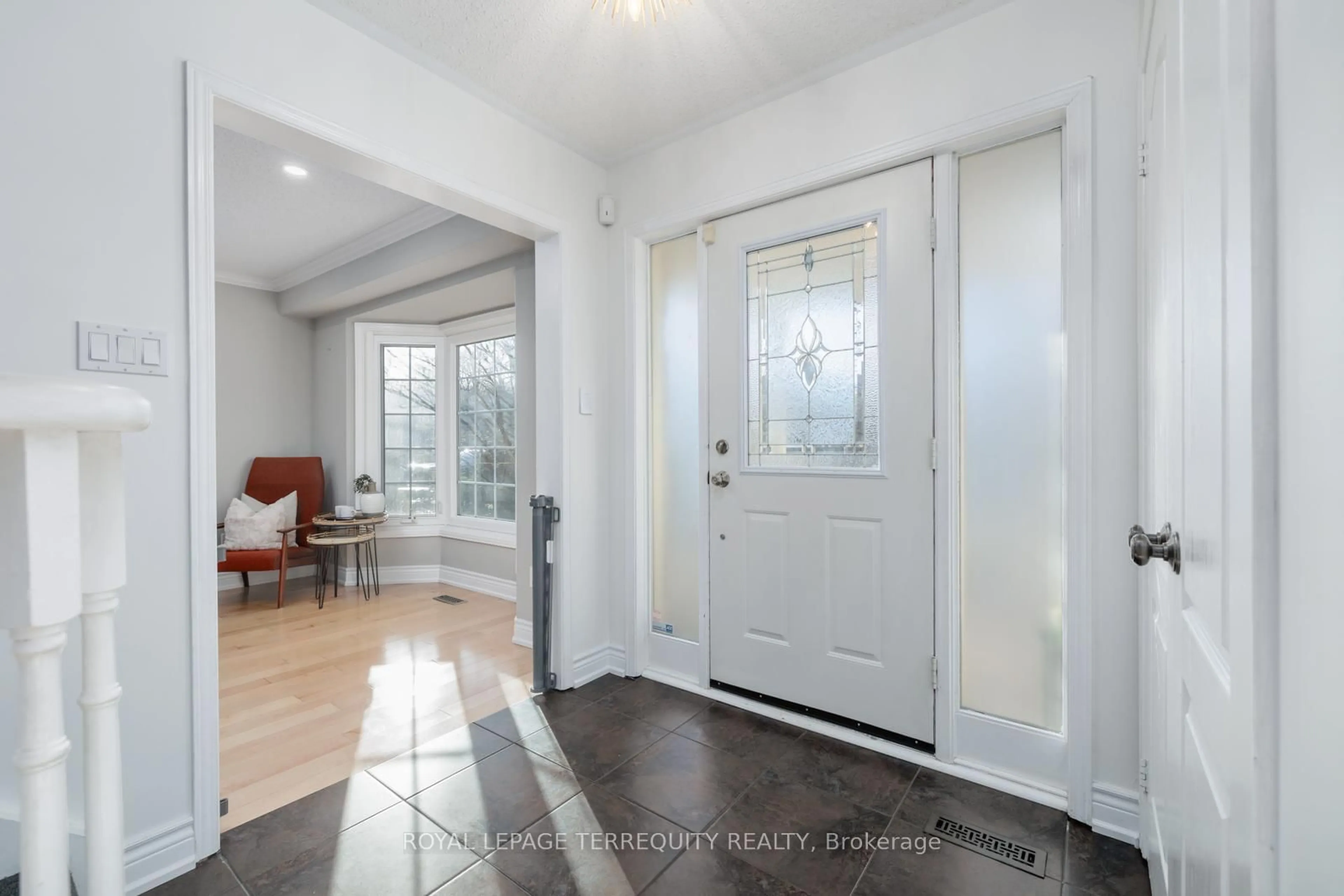 Indoor entryway for 19 Moonstone Dr, Whitby Ontario L1P 1L5