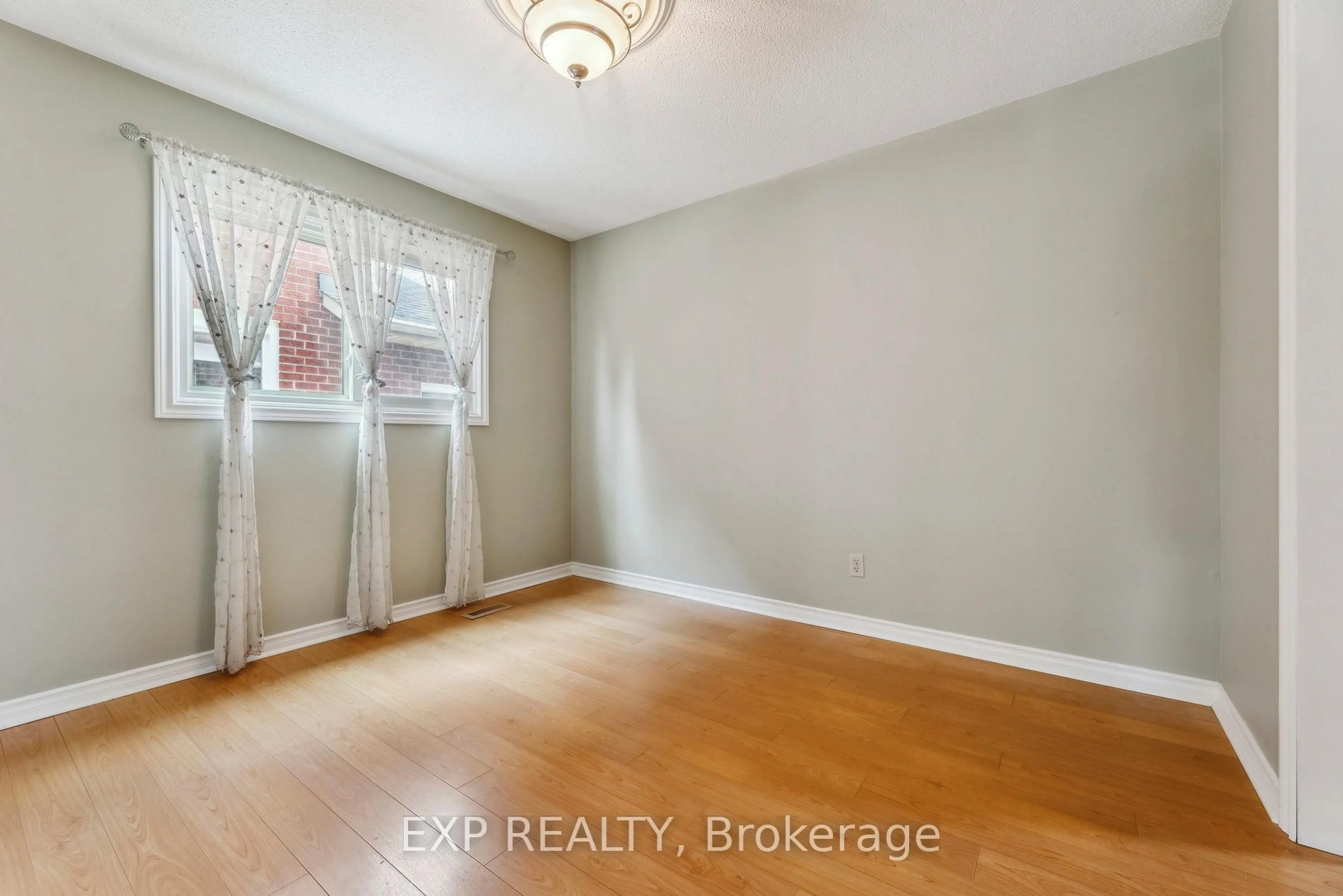 A pic of a room for 8 Martinet St, Whitby Ontario L1N 8K8