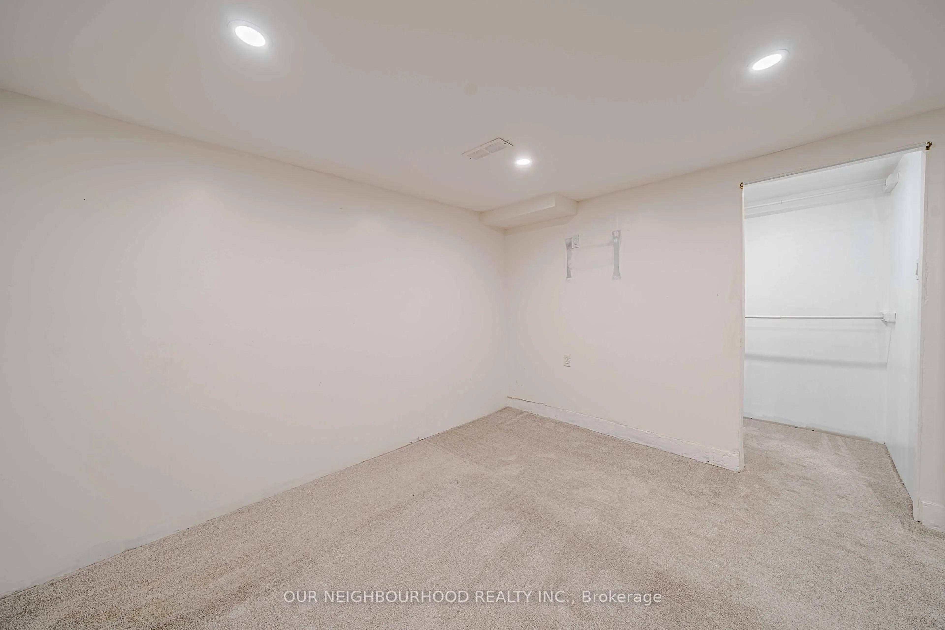 A pic of a room for 960 Glen St #56, Oshawa Ontario L1J 6E8