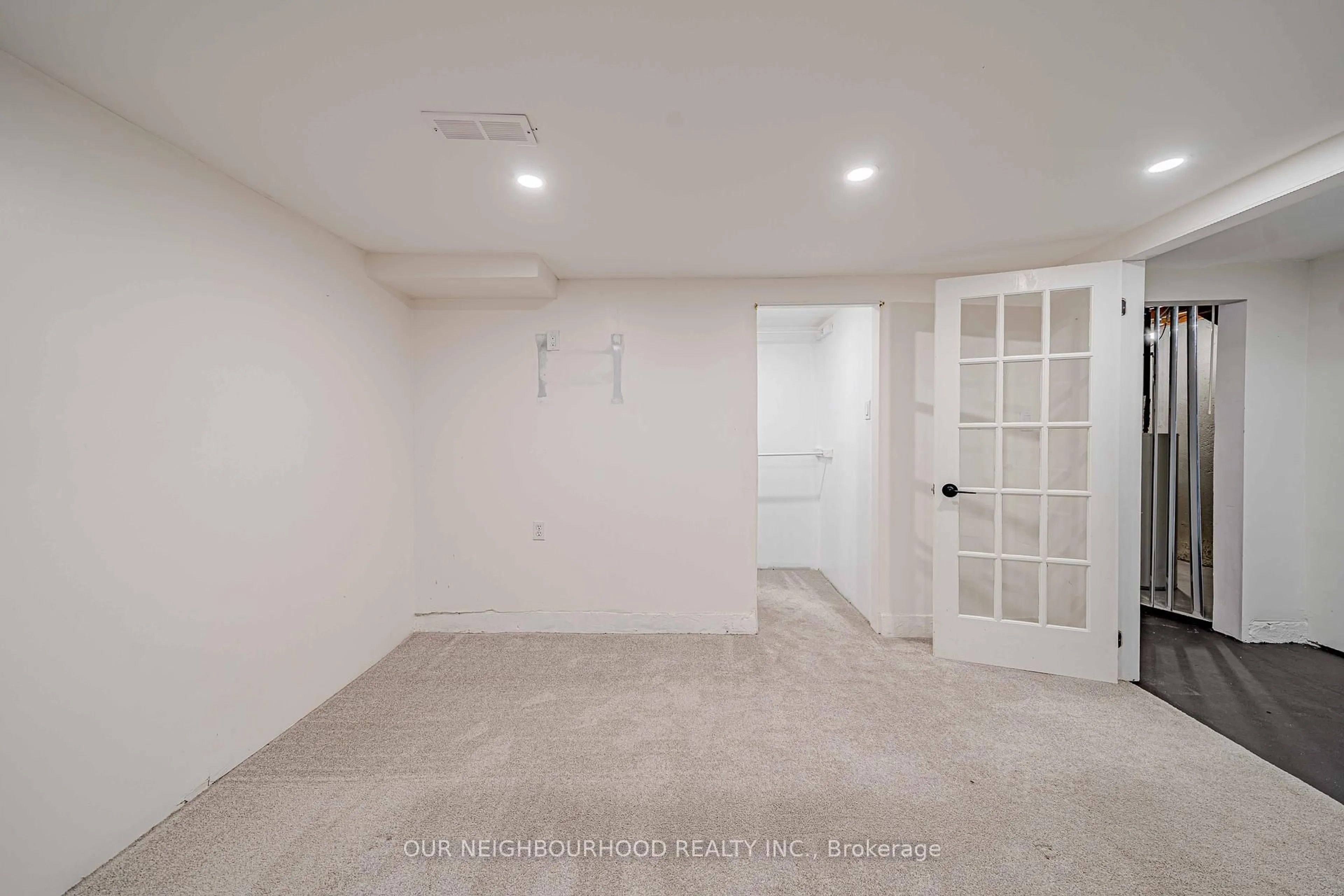 A pic of a room for 960 Glen St #56, Oshawa Ontario L1J 6E8