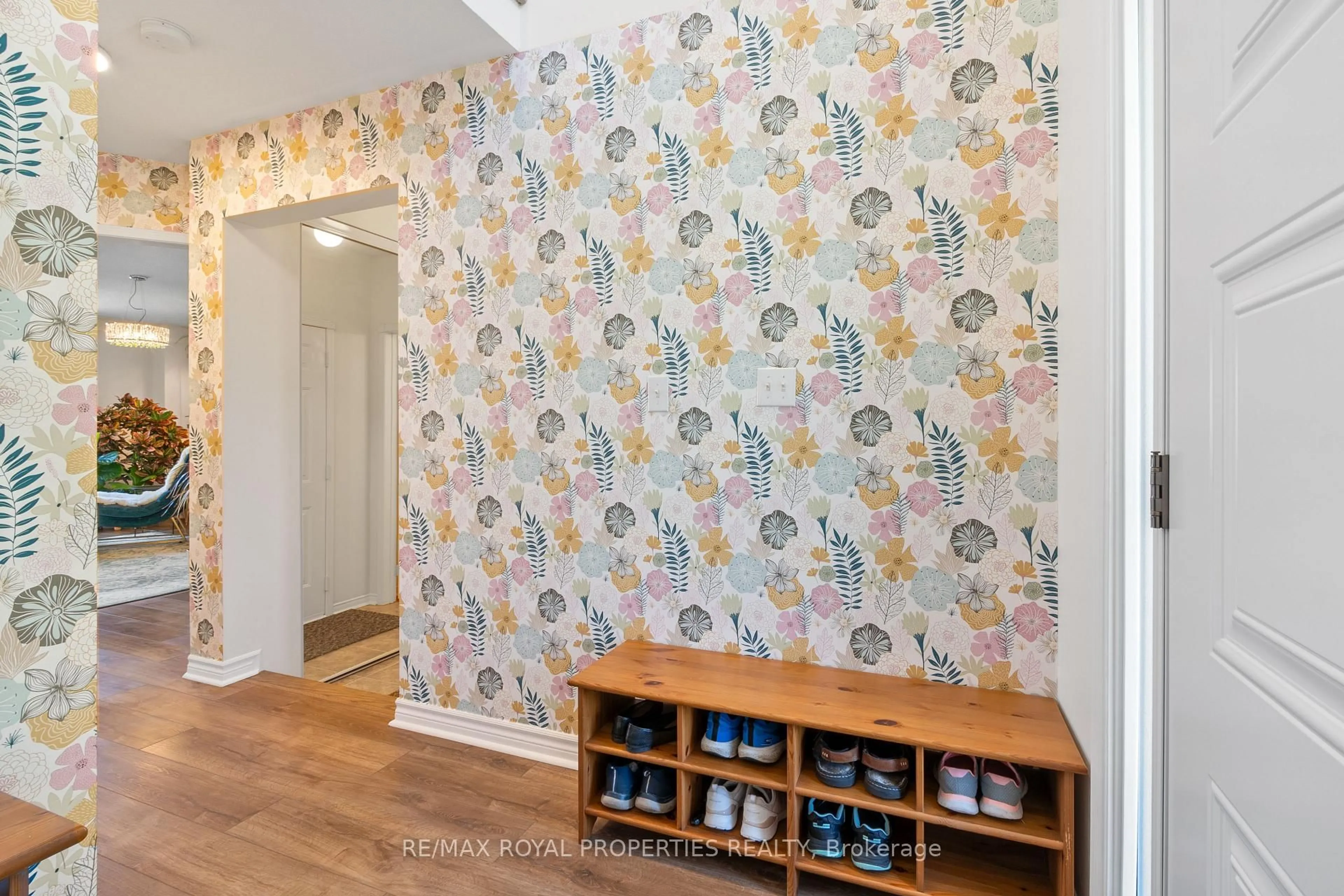 Indoor entryway for 1308 Ashgrove Cres, Oshawa Ontario L1K 3A6