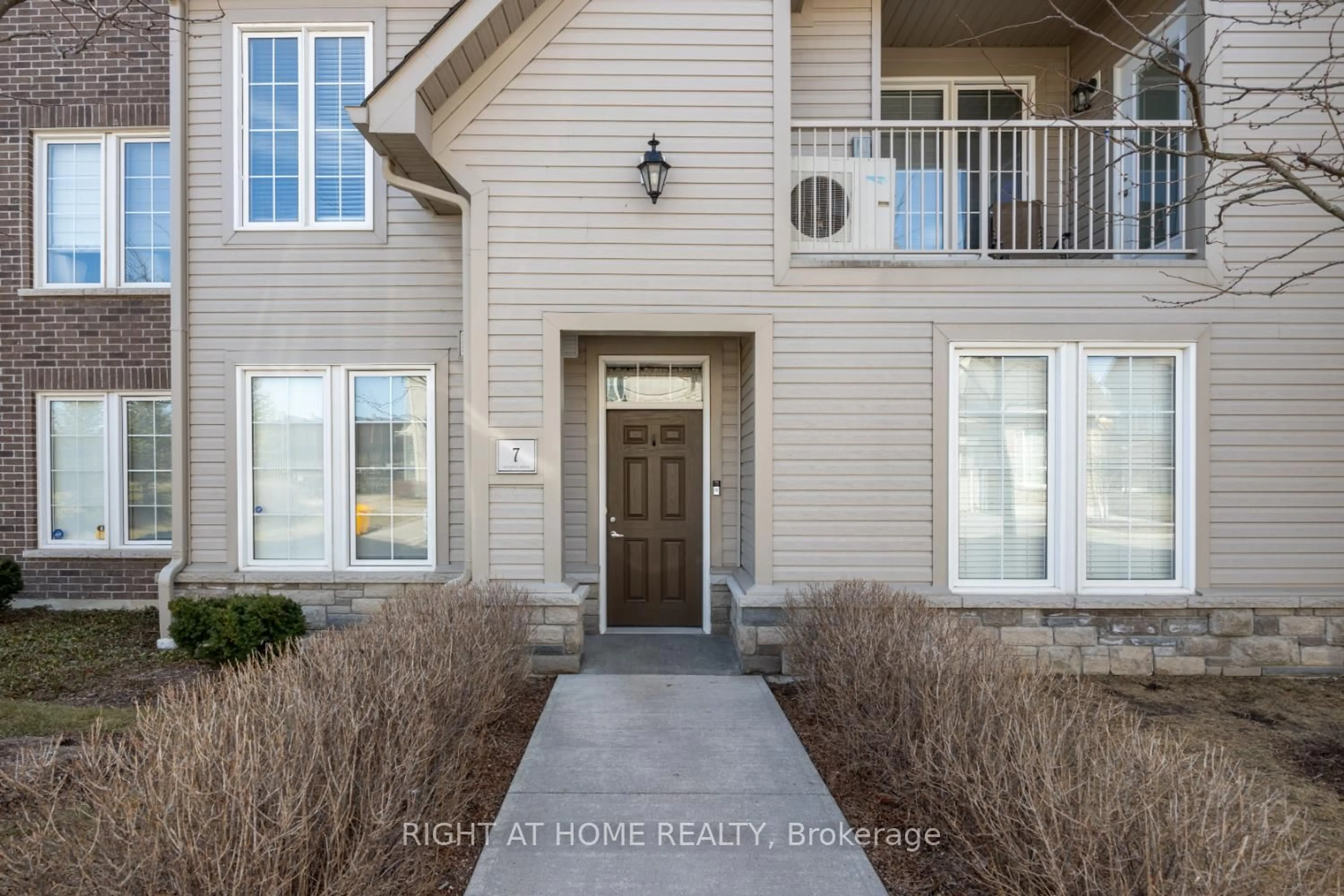 Indoor entryway for 1430 Gord Vinson Ave #7, Clarington Ontario L1E 0J6