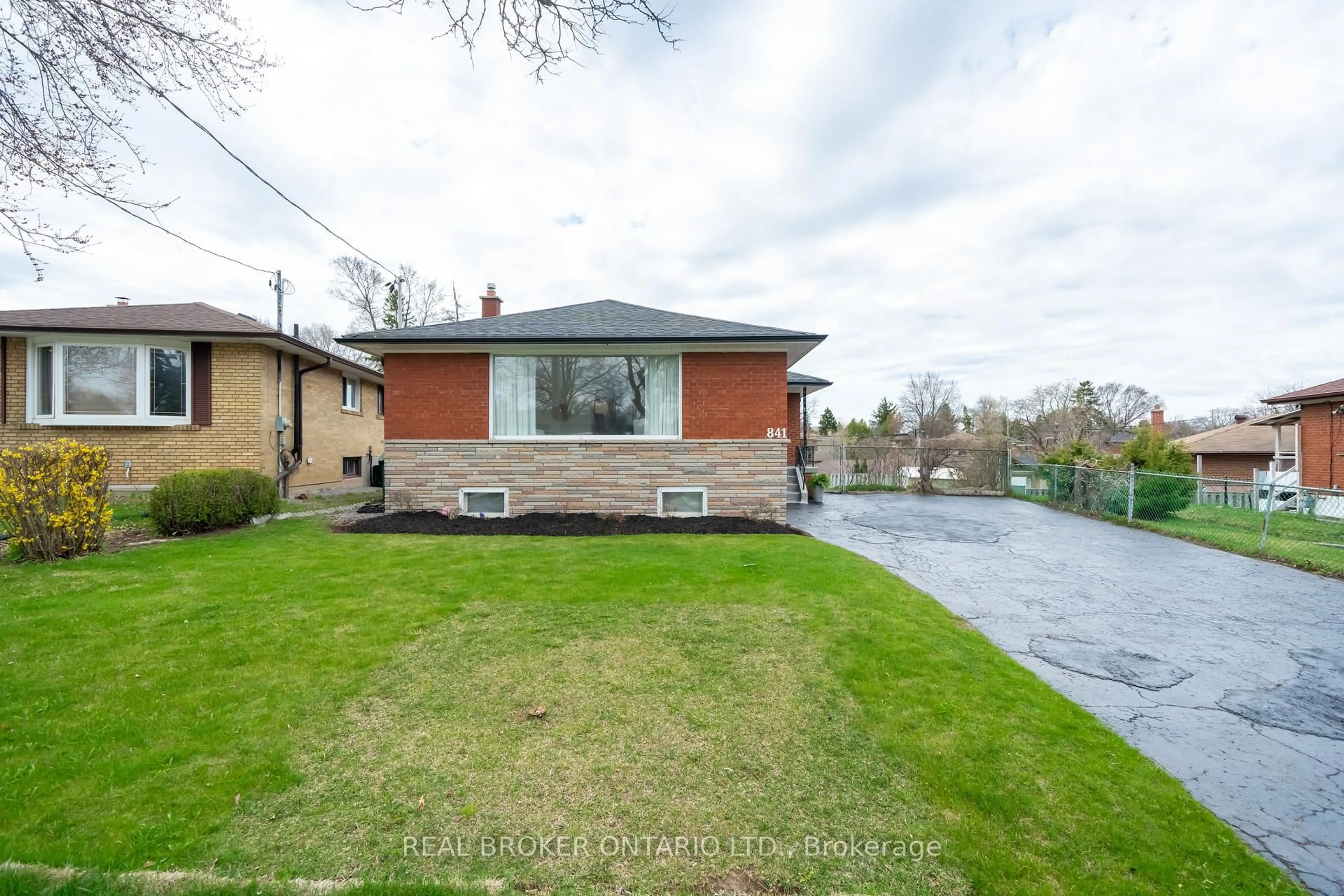 A pic from outside/outdoor area/front of a property/back of a property/a pic from drone, street for 841 Brimorton Dr, Toronto Ontario M1G 2T3