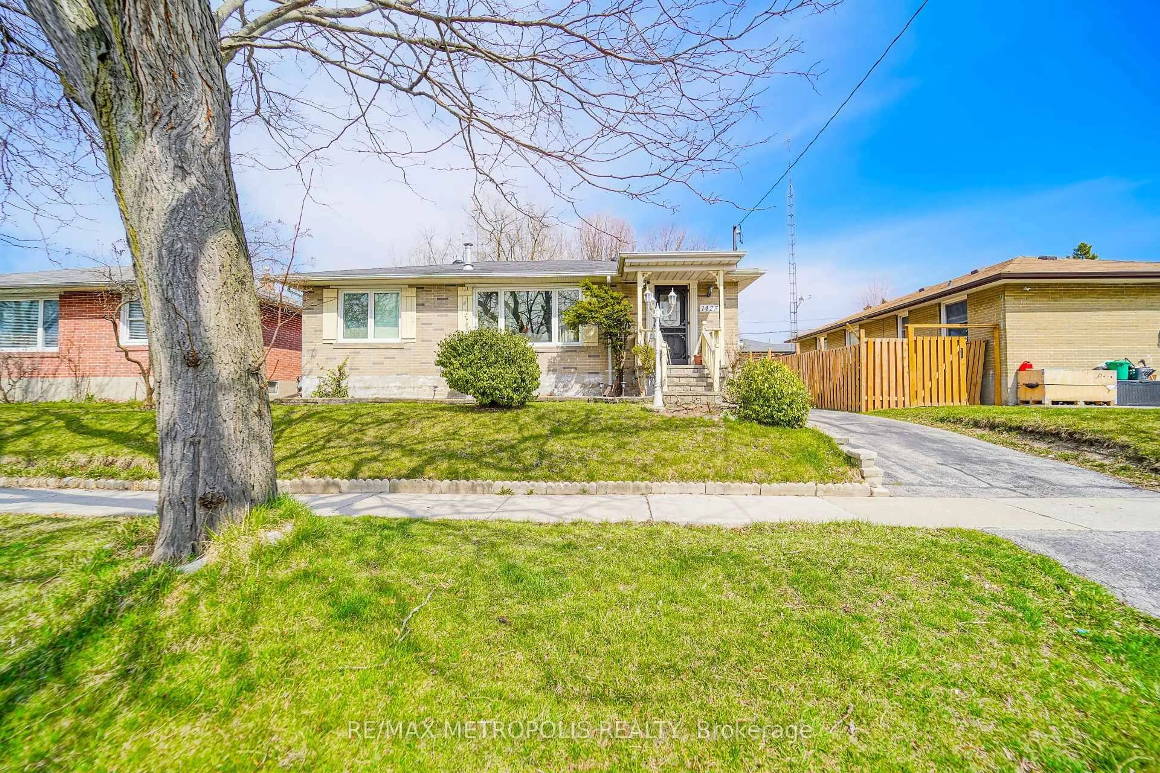 A pic from outside/outdoor area/front of a property/back of a property/a pic from drone, street for 1425 Lakefield St, Oshawa Ontario L1J 3Z1