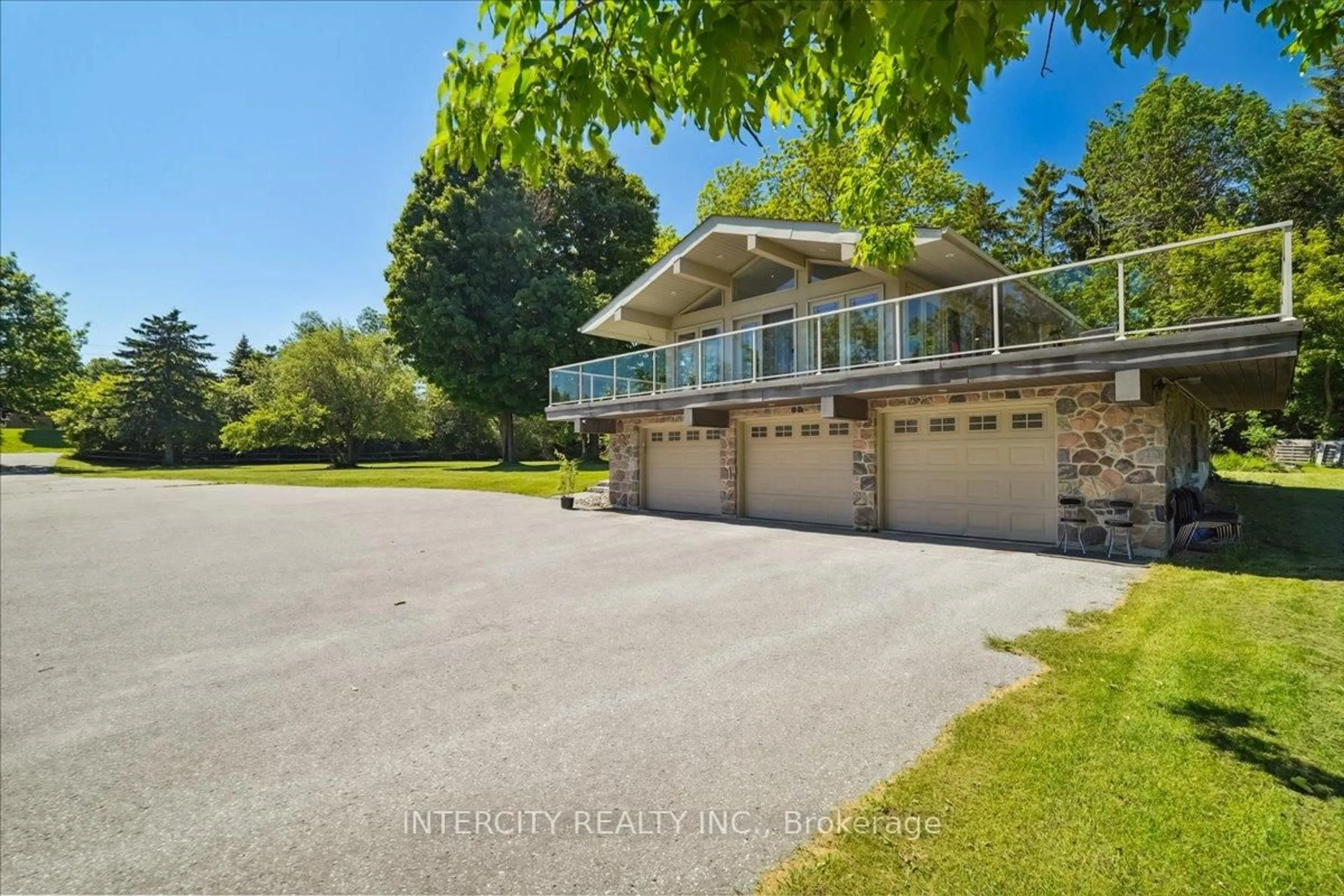 A pic from outside/outdoor area/front of a property/back of a property/a pic from drone, water/lake/river/ocean view for 3505 Cochrane St, Whitby Ontario L1R 2P2