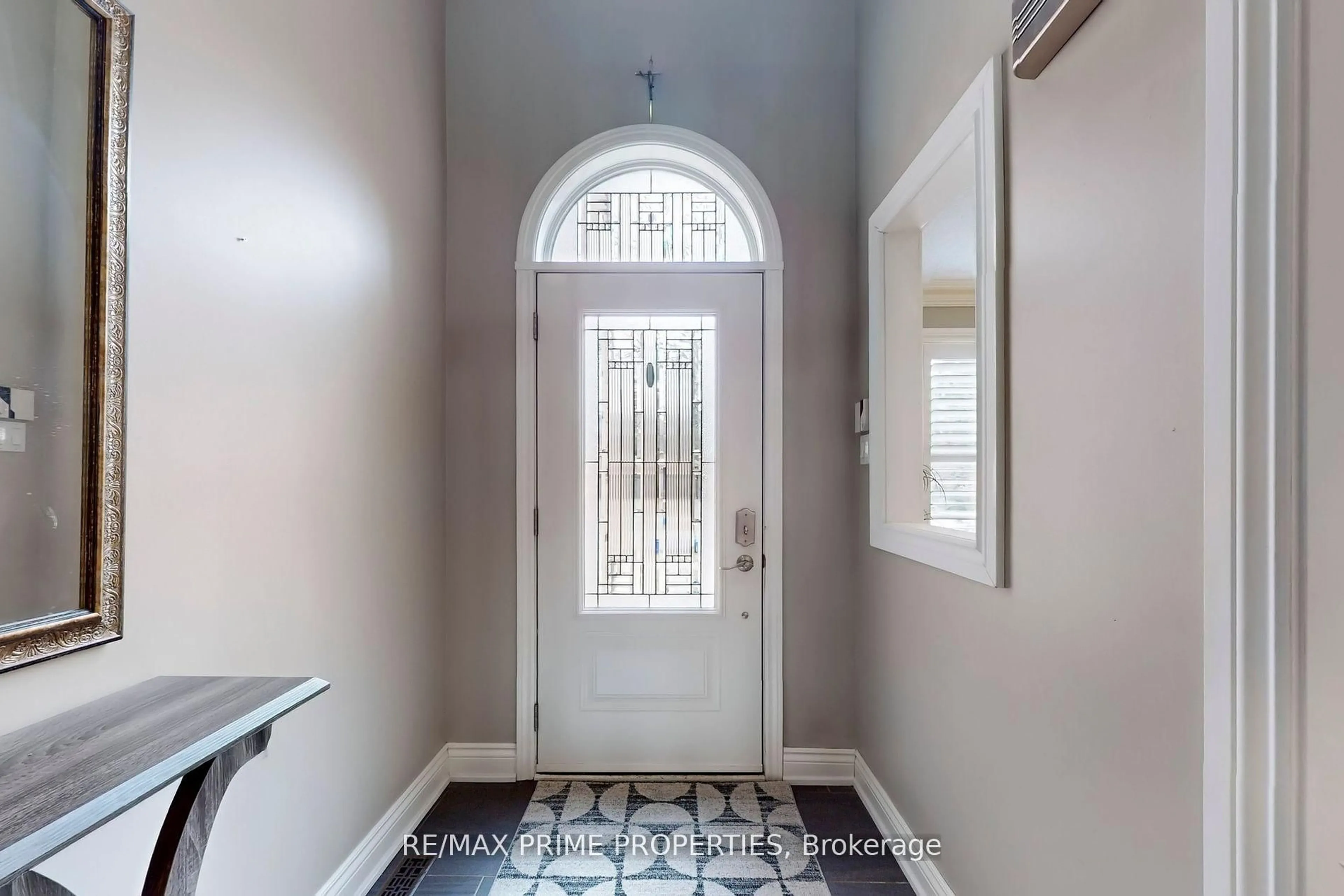 Indoor entryway for 32 KENNETT Dr, Whitby Ontario L1P 1L5
