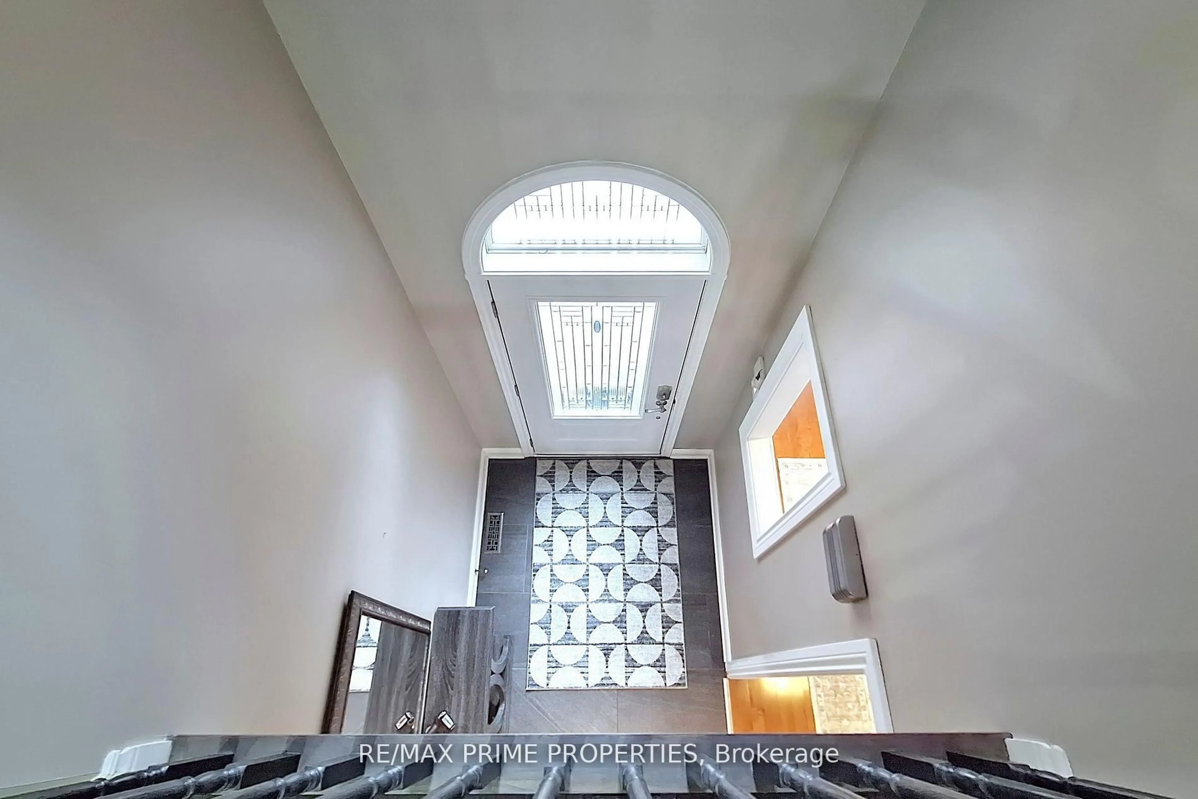 Indoor foyer for 32 KENNETT Dr, Whitby Ontario L1P 1L5
