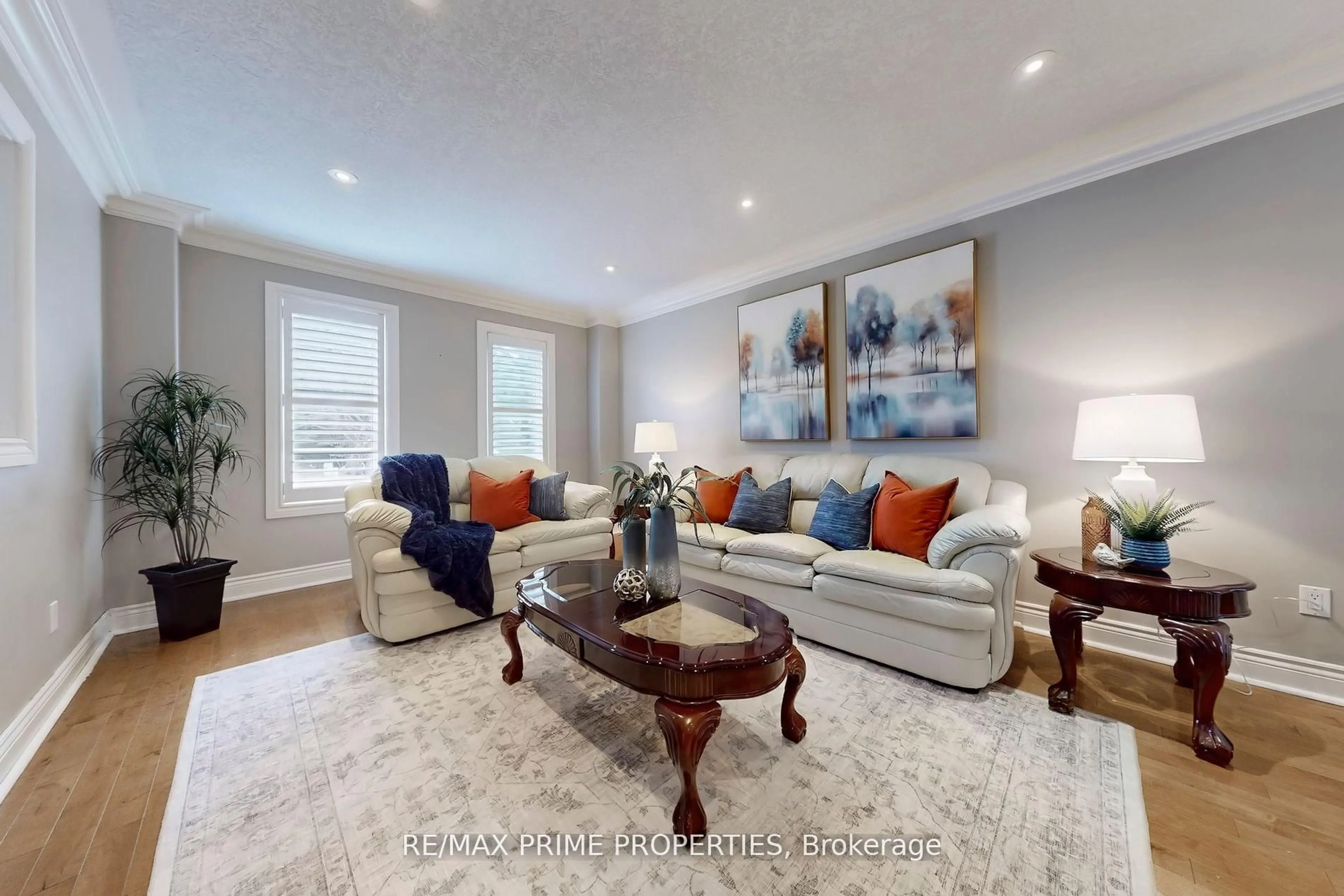 Living room with furniture, unknown for 32 KENNETT Dr, Whitby Ontario L1P 1L5