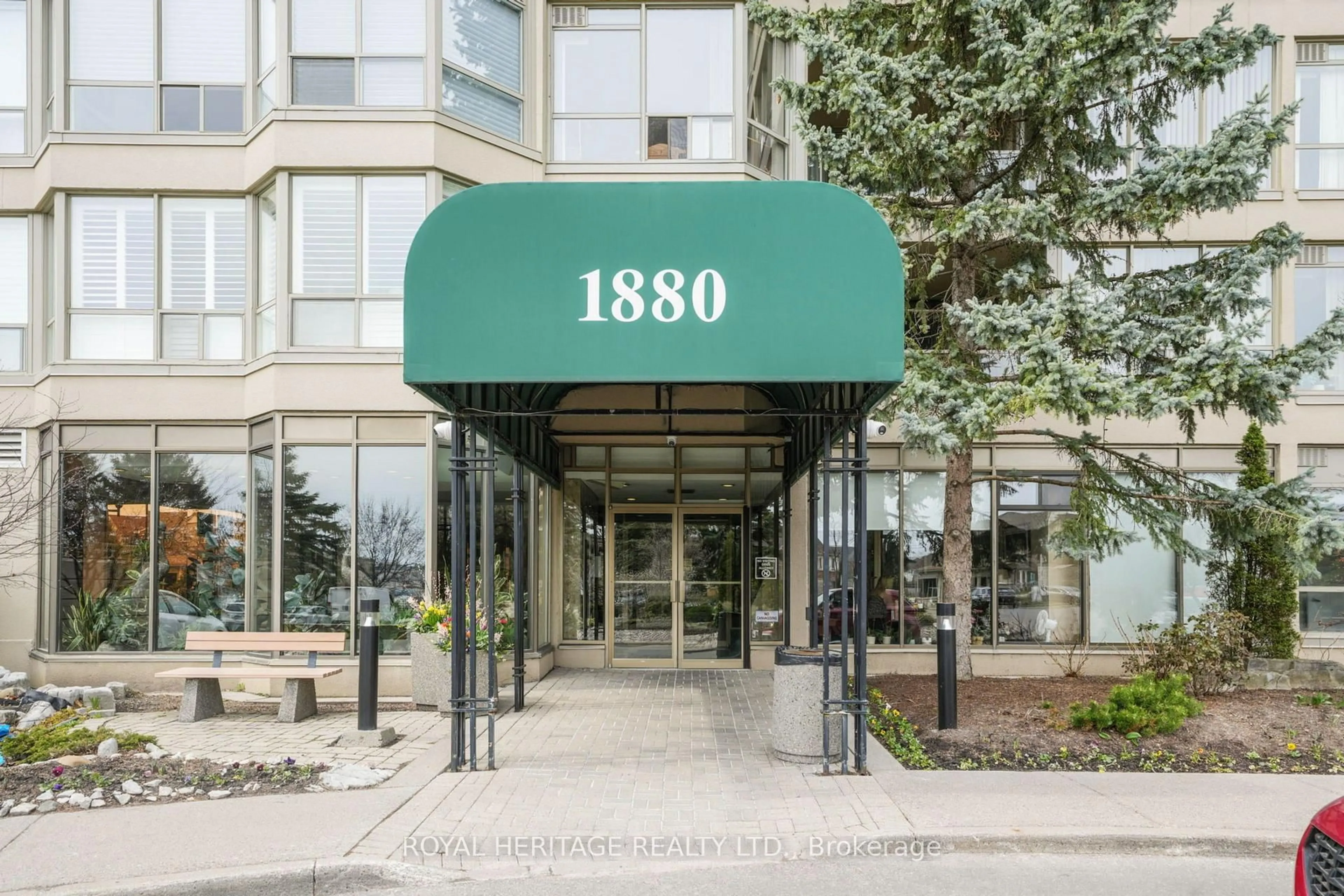 Indoor foyer for 1880 Valley Farm Rd #720, Pickering Ontario L1V 6B3