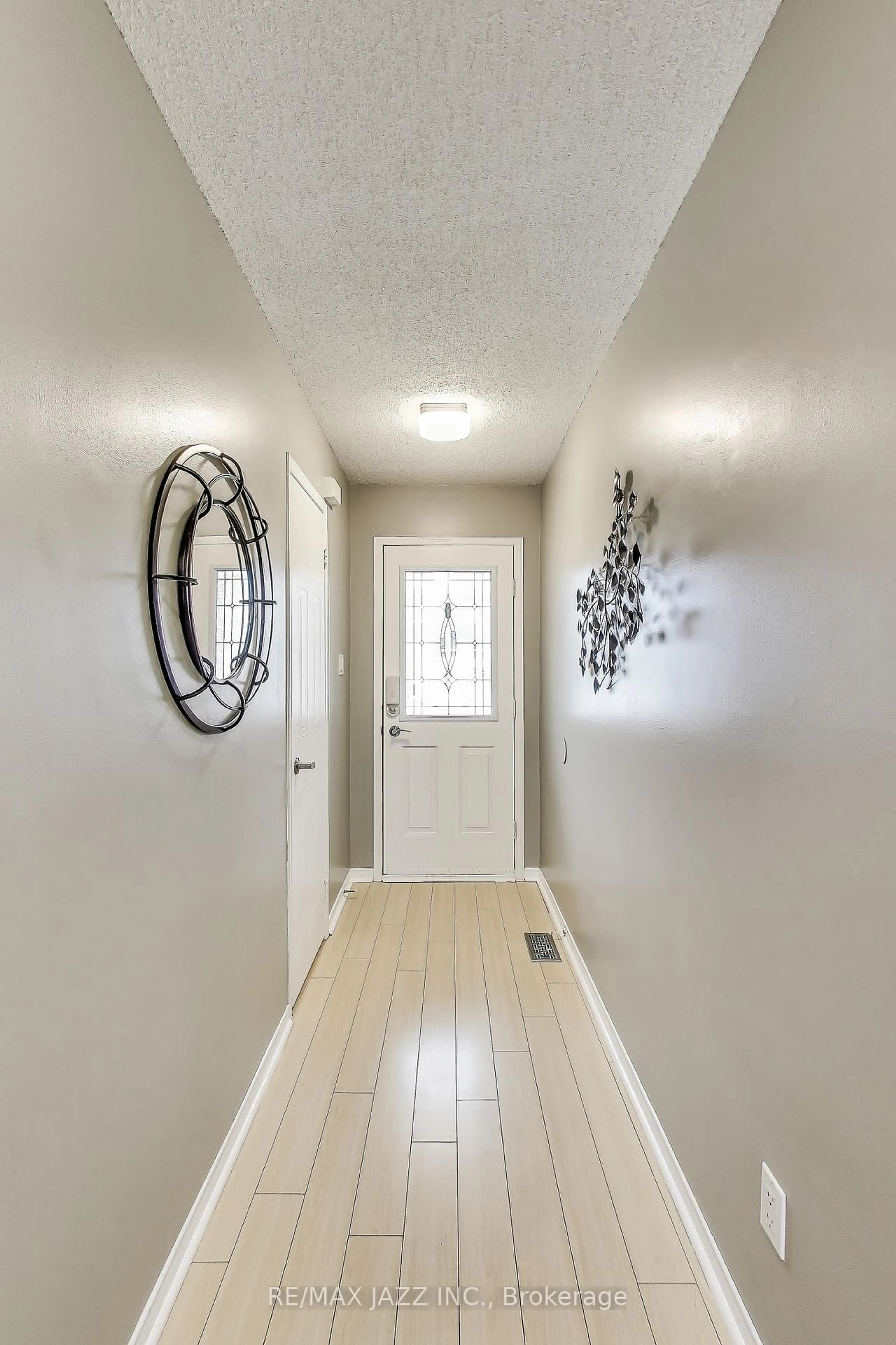Indoor entryway for 811 Wilson Rd #31, Oshawa Ontario L1G 7Z5