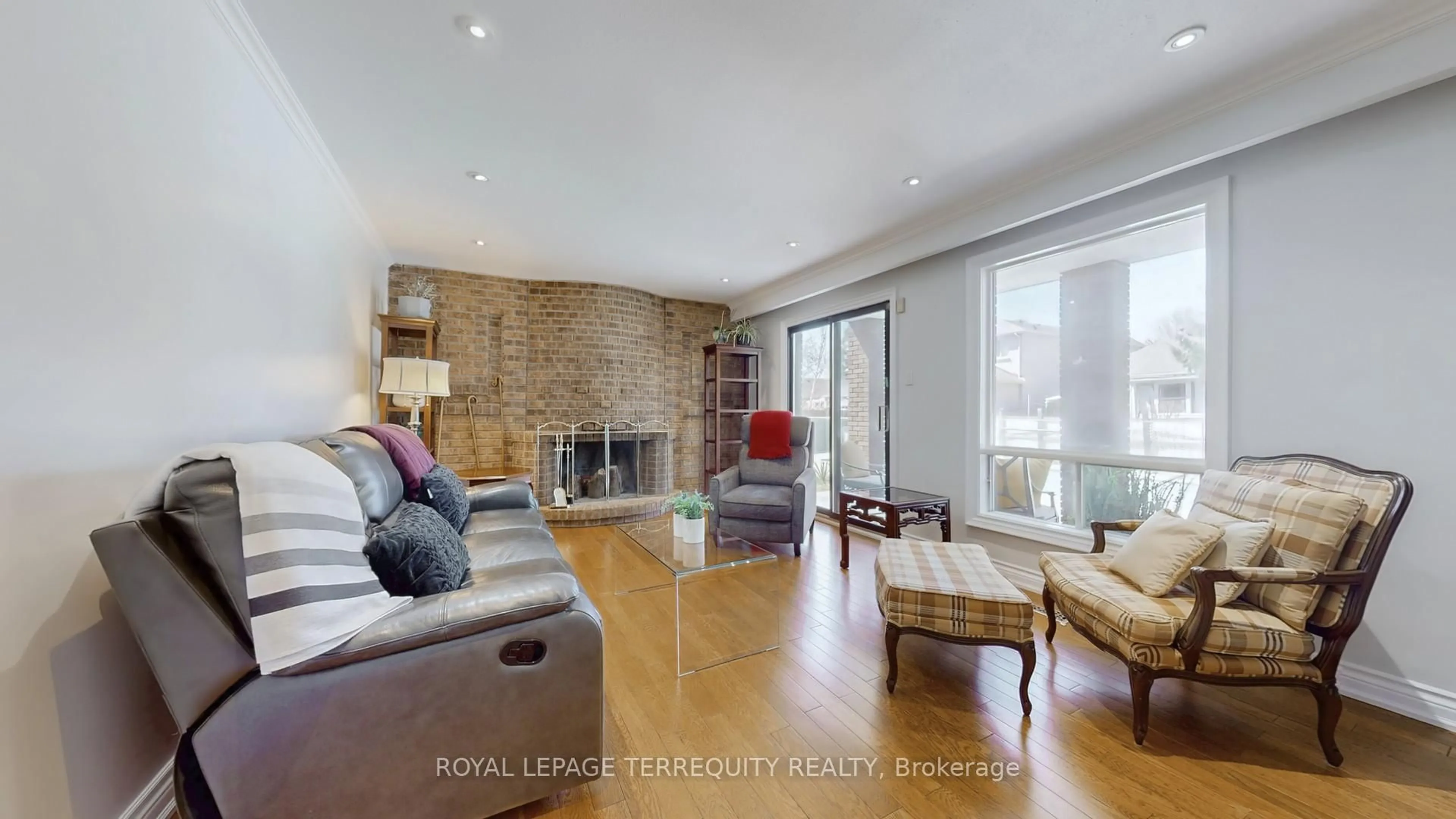 Living room with furniture, unknown for 8 Ashall Blvd, Toronto Ontario M4B 3C1