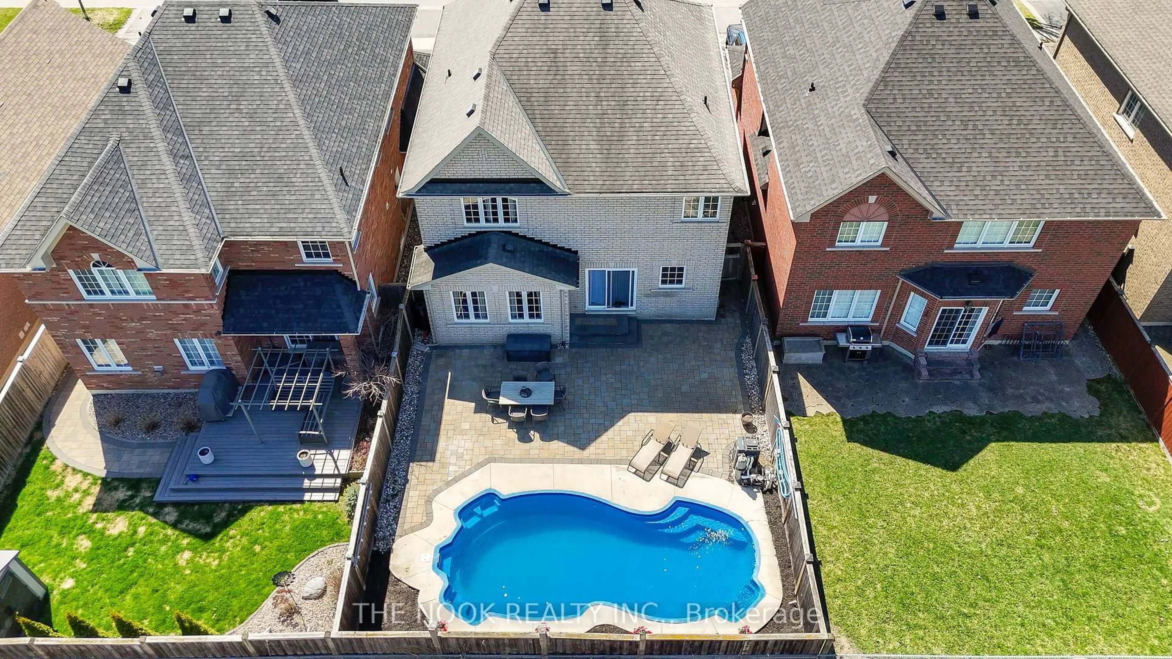 A pic from outside/outdoor area/front of a property/back of a property/a pic from drone, unknown for 586 Fairglen Ave, Oshawa Ontario L1J 0A3