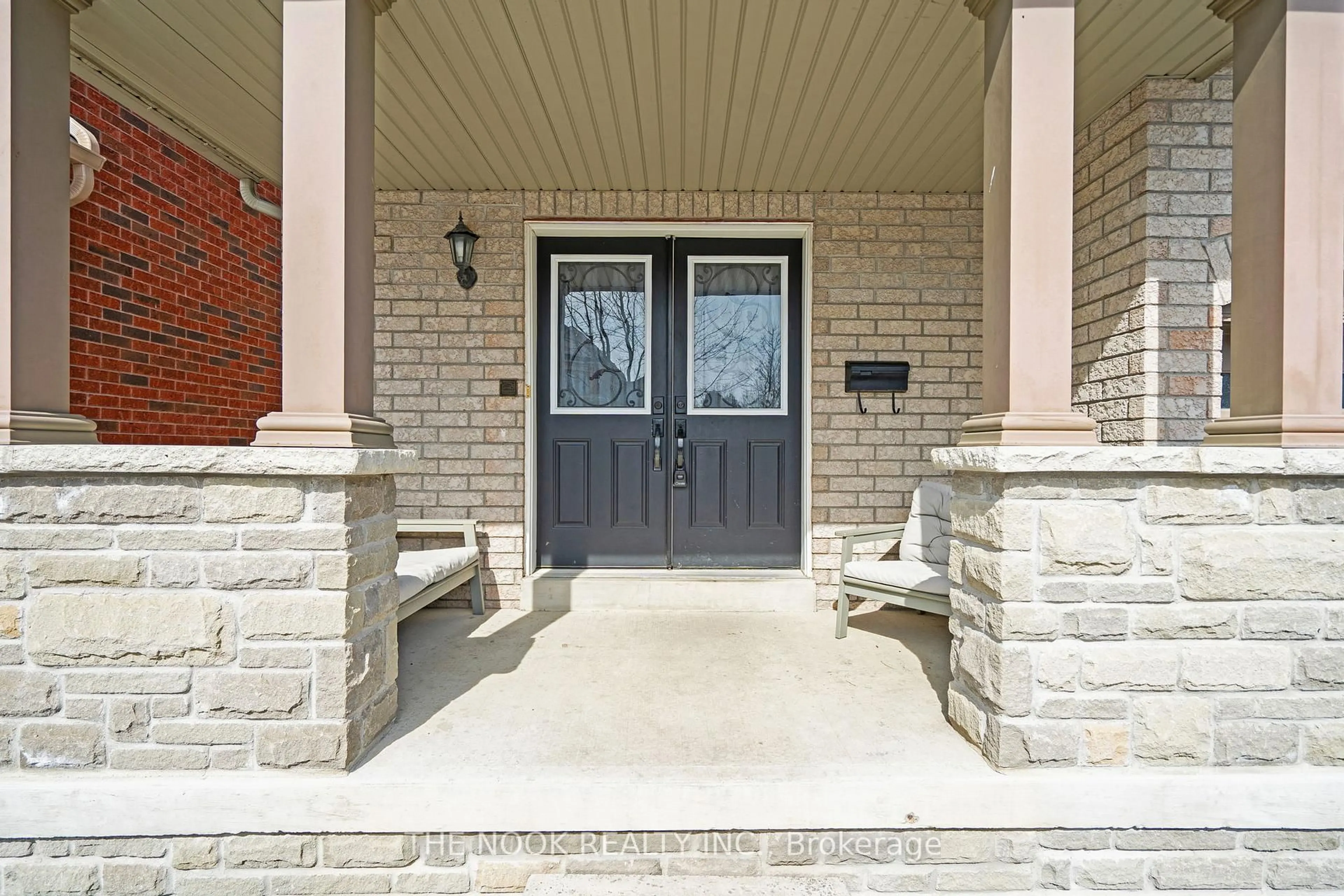 Indoor entryway for 586 Fairglen Ave, Oshawa Ontario L1J 0A3