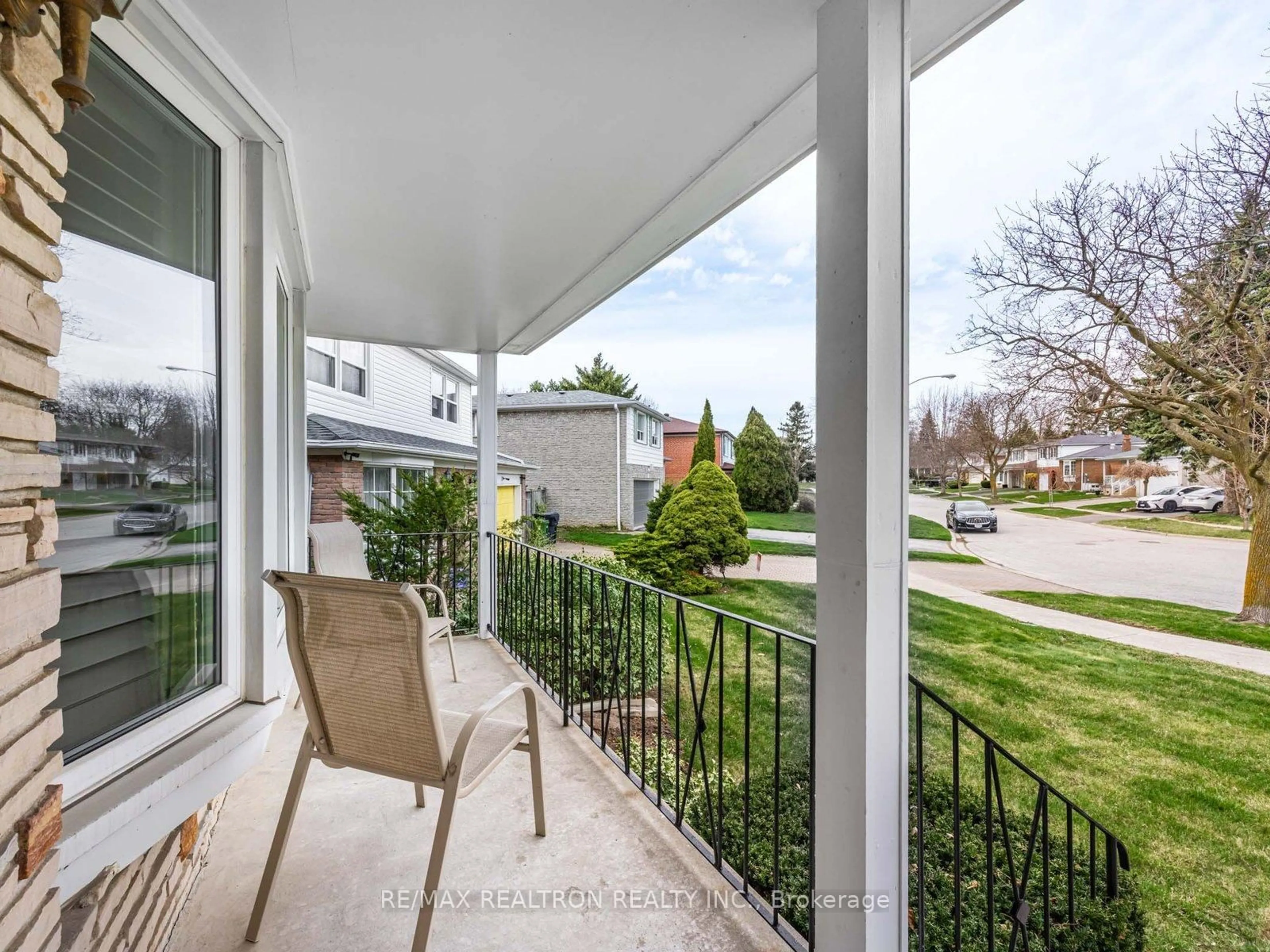 Patio, street for 111 Broomfield Dr, Toronto Ontario M1S 2W3