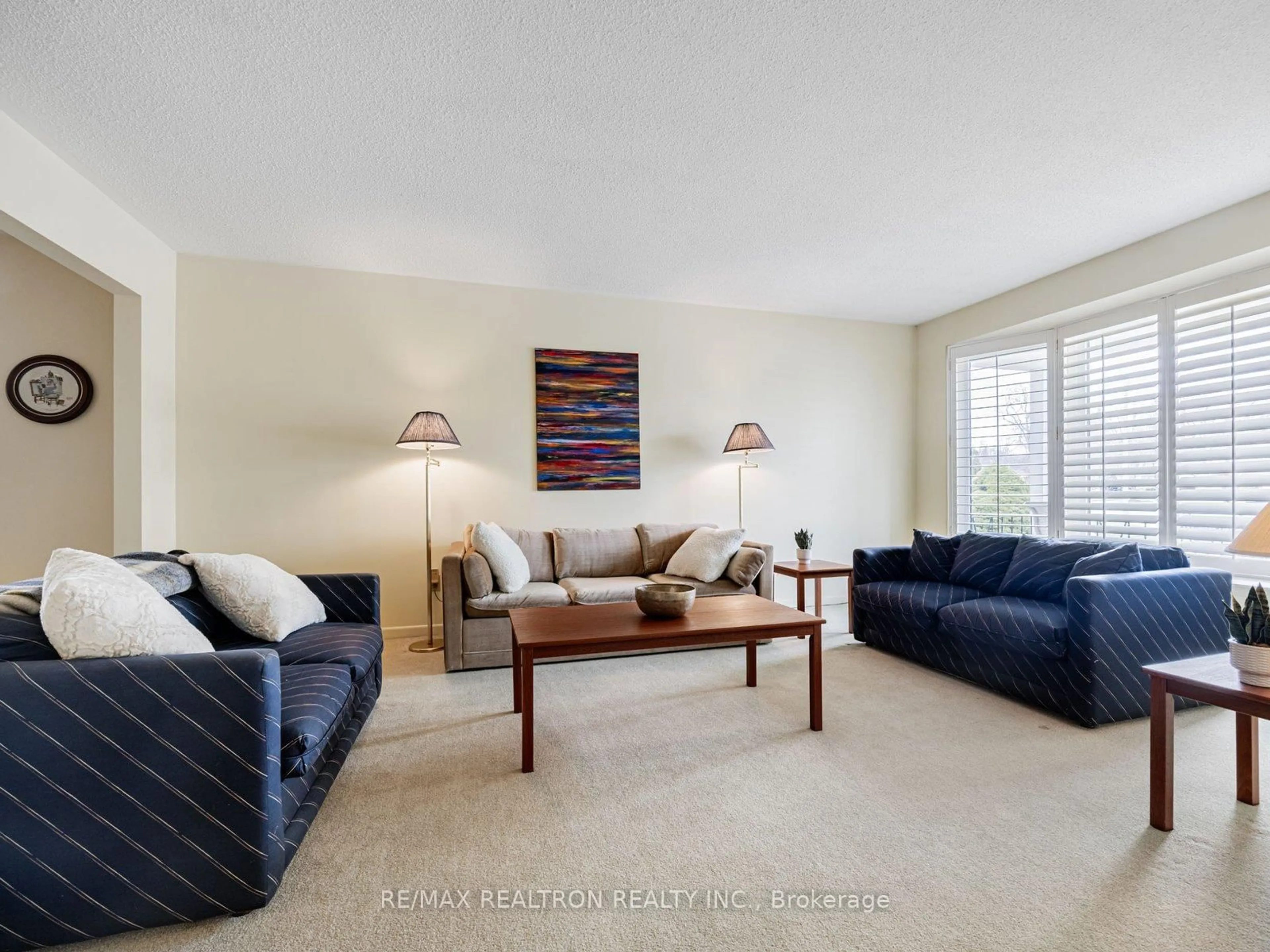 Living room with furniture, carpet floor for 111 Broomfield Dr, Toronto Ontario M1S 2W3