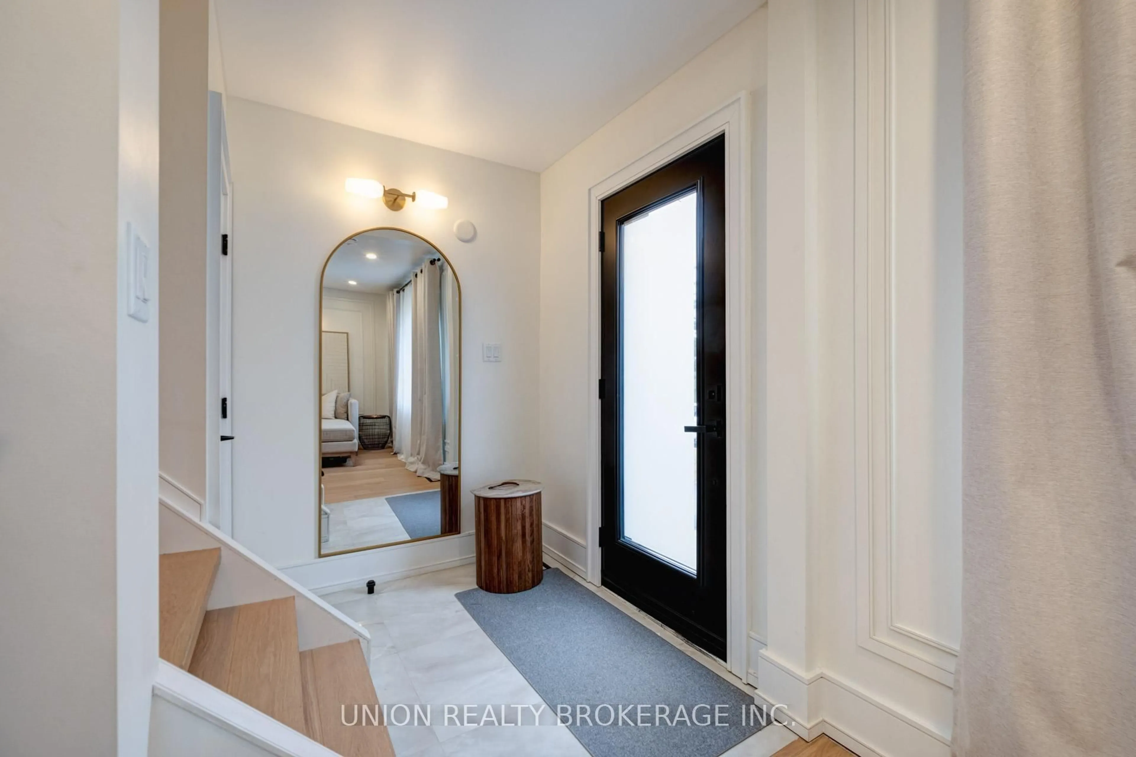 Indoor entryway for 22 Cliffcrest Dr, Toronto Ontario M1M 2K2