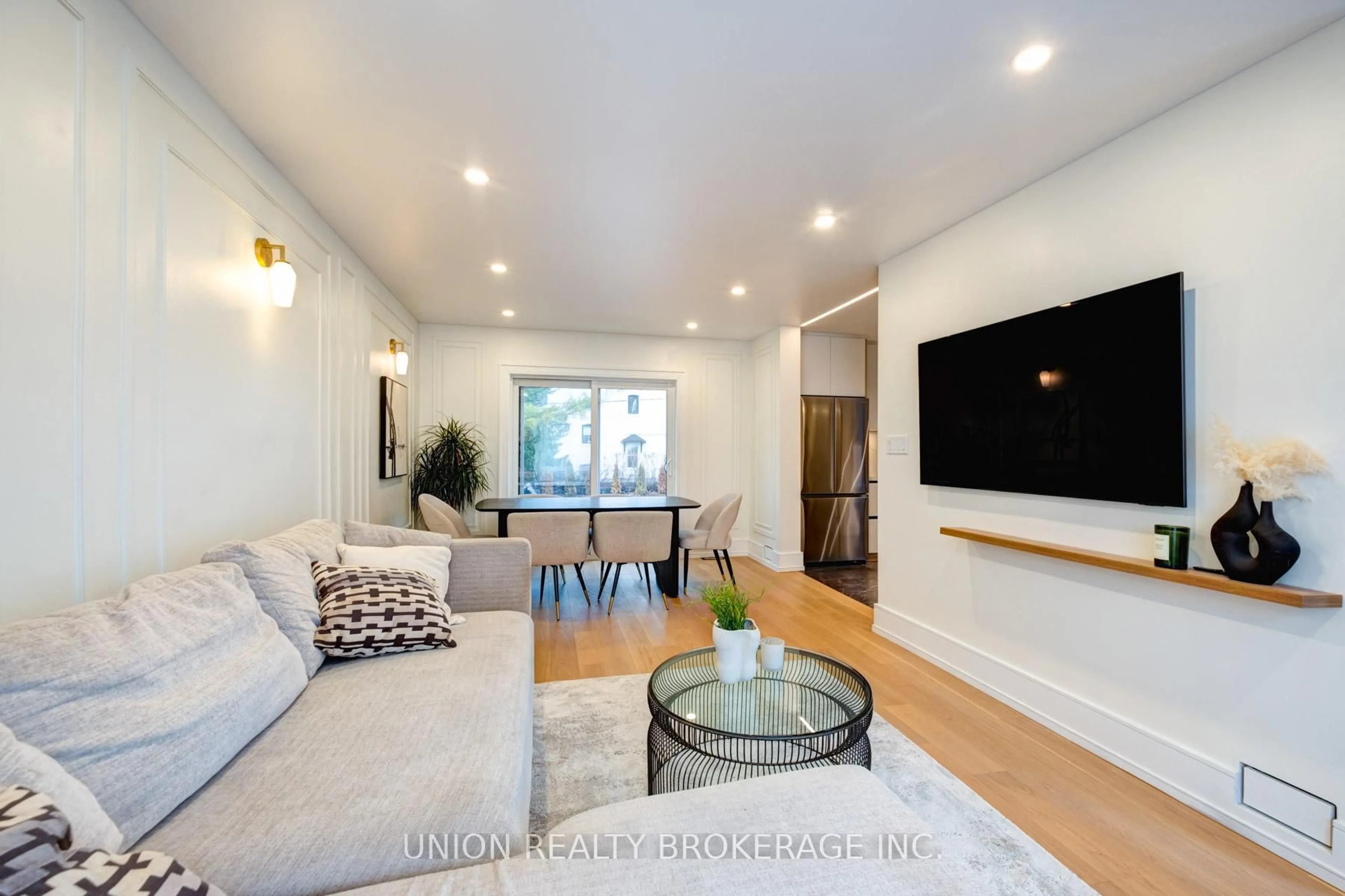 Living room with furniture, wood/laminate floor for 22 Cliffcrest Dr, Toronto Ontario M1M 2K2