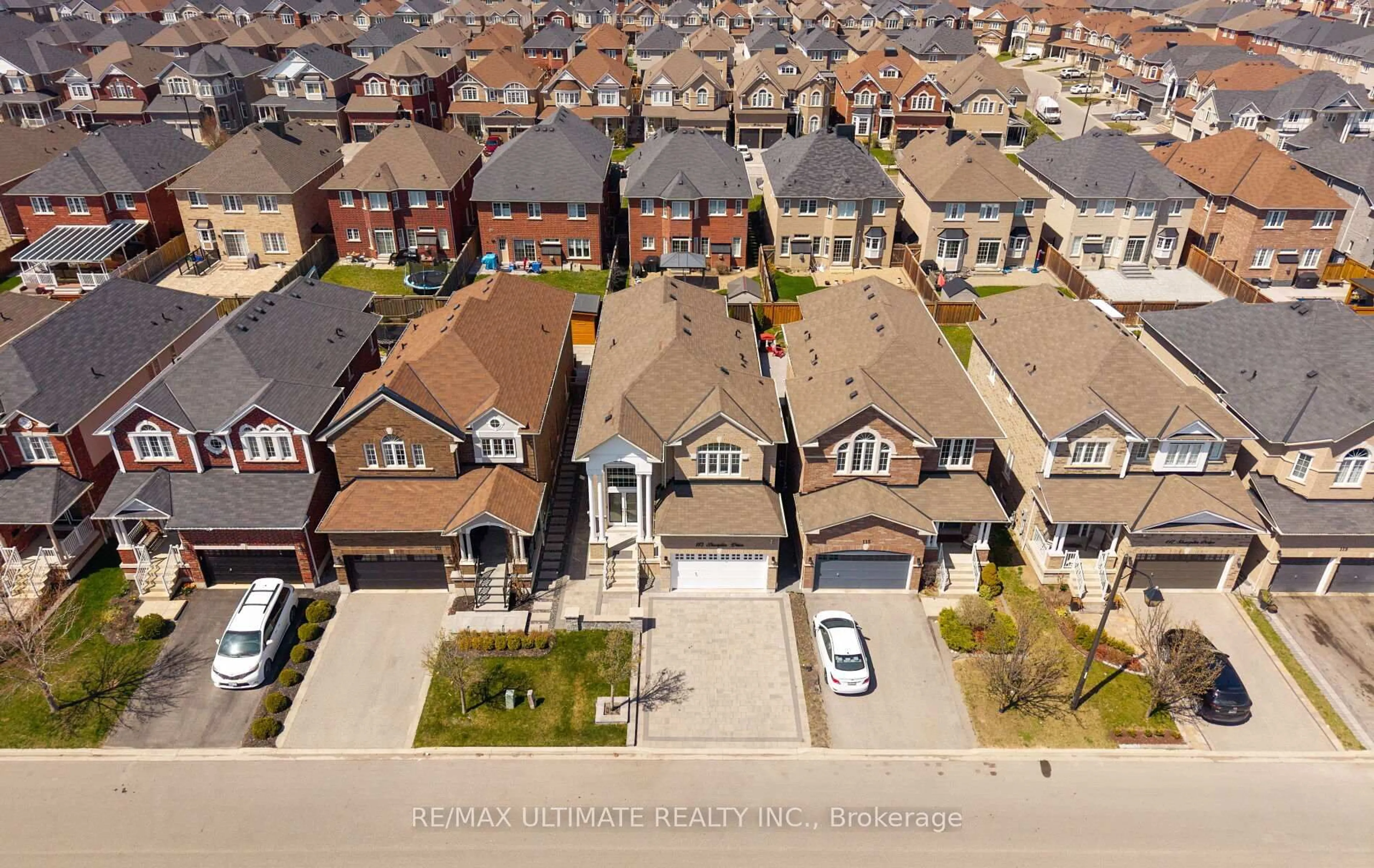 A pic from outside/outdoor area/front of a property/back of a property/a pic from drone, street for 113 Sharplin Dr, Ajax Ontario L1Z 0P3