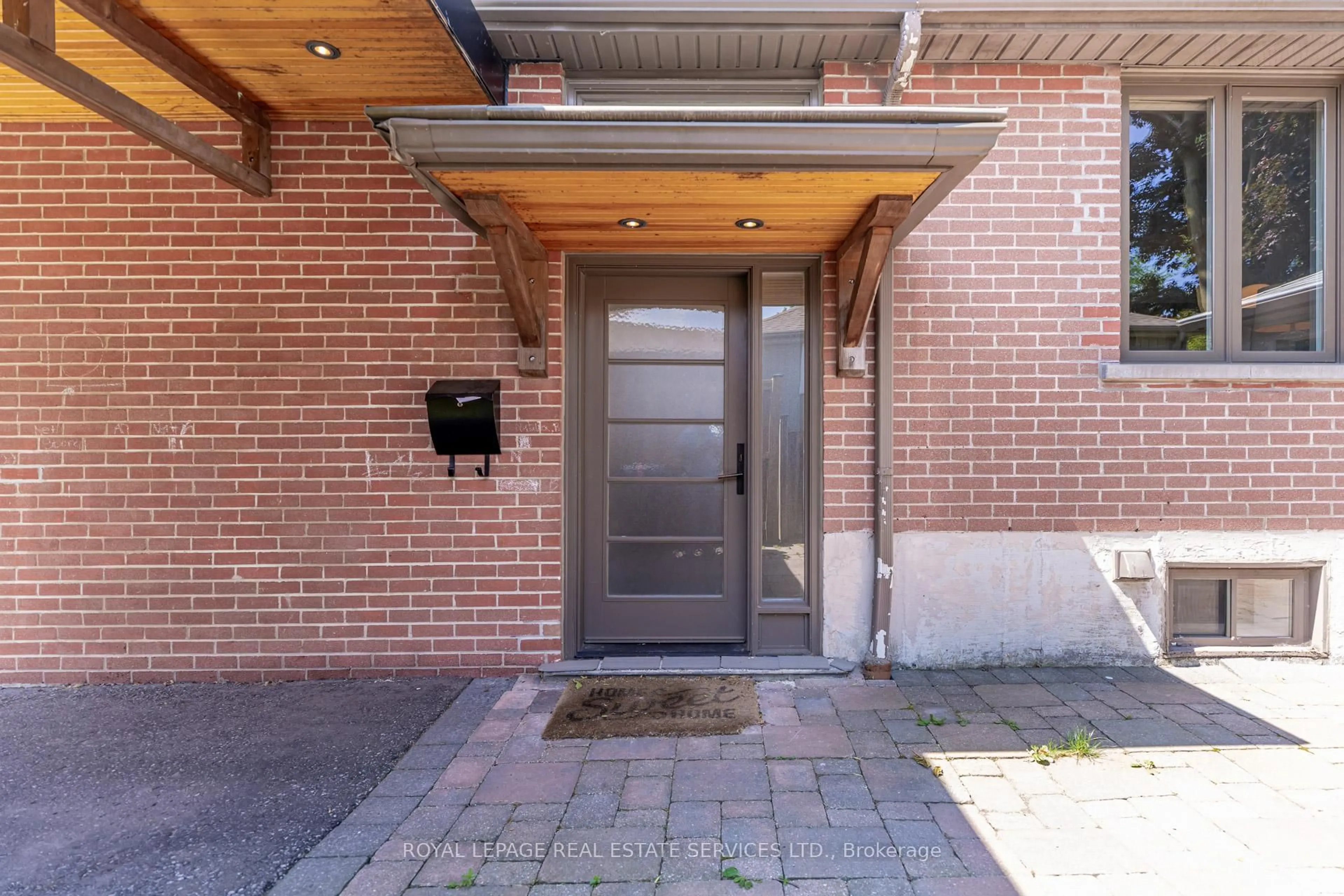 Indoor entryway for 194 Sylvan Ave, Toronto Ontario M1E 1A3