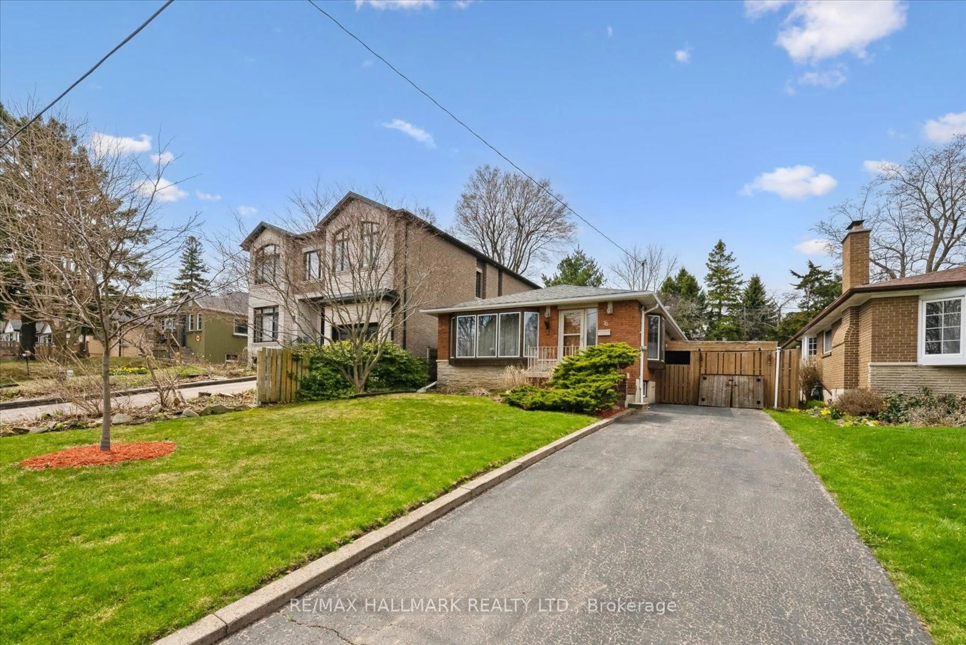 A pic from outside/outdoor area/front of a property/back of a property/a pic from drone, street for 76 Eastville Ave, Toronto Ontario M1M 2N9